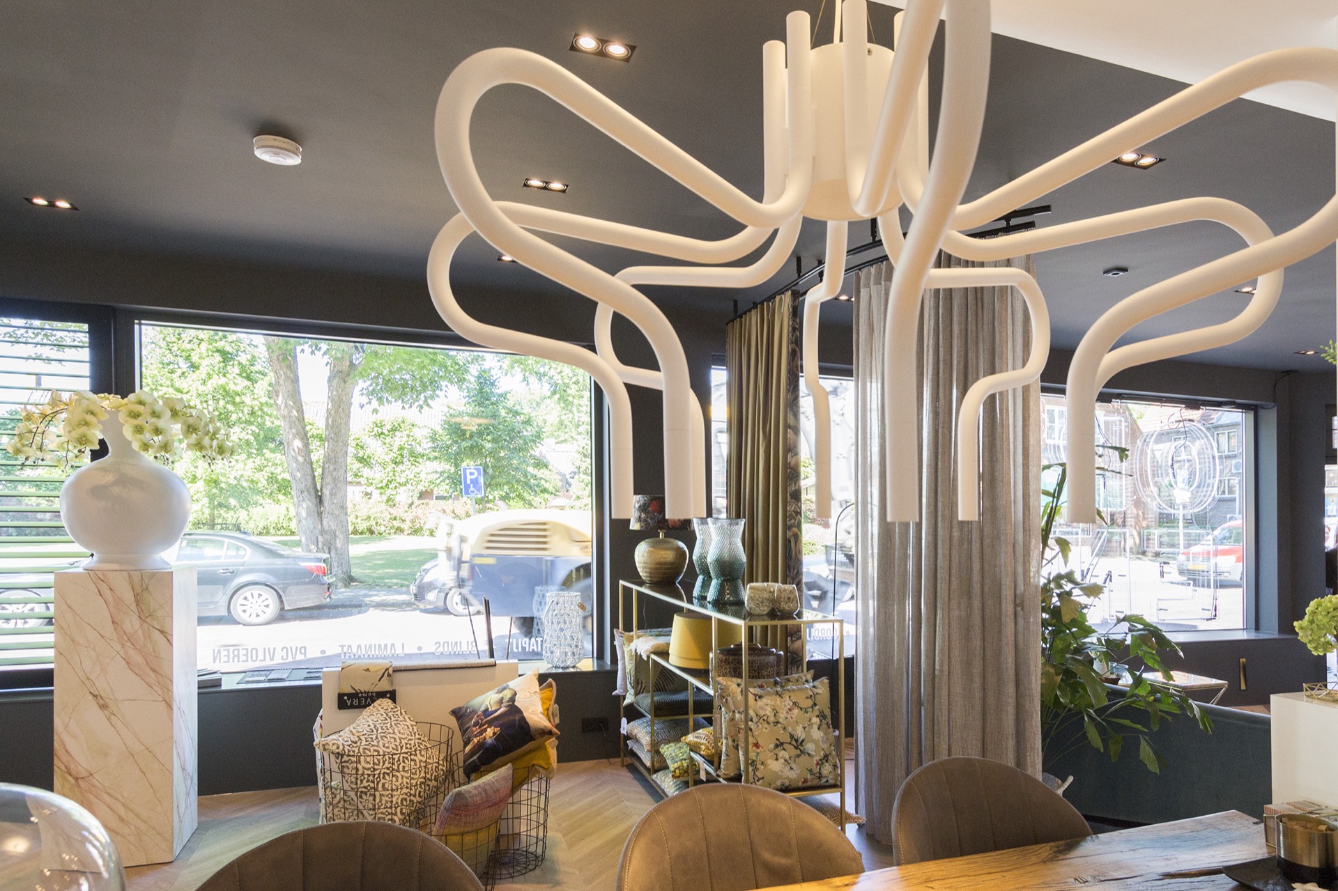 tafel met luxe hang lamp