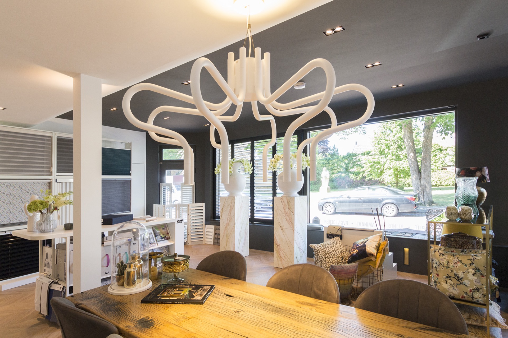 tafel met luxe design lamp 