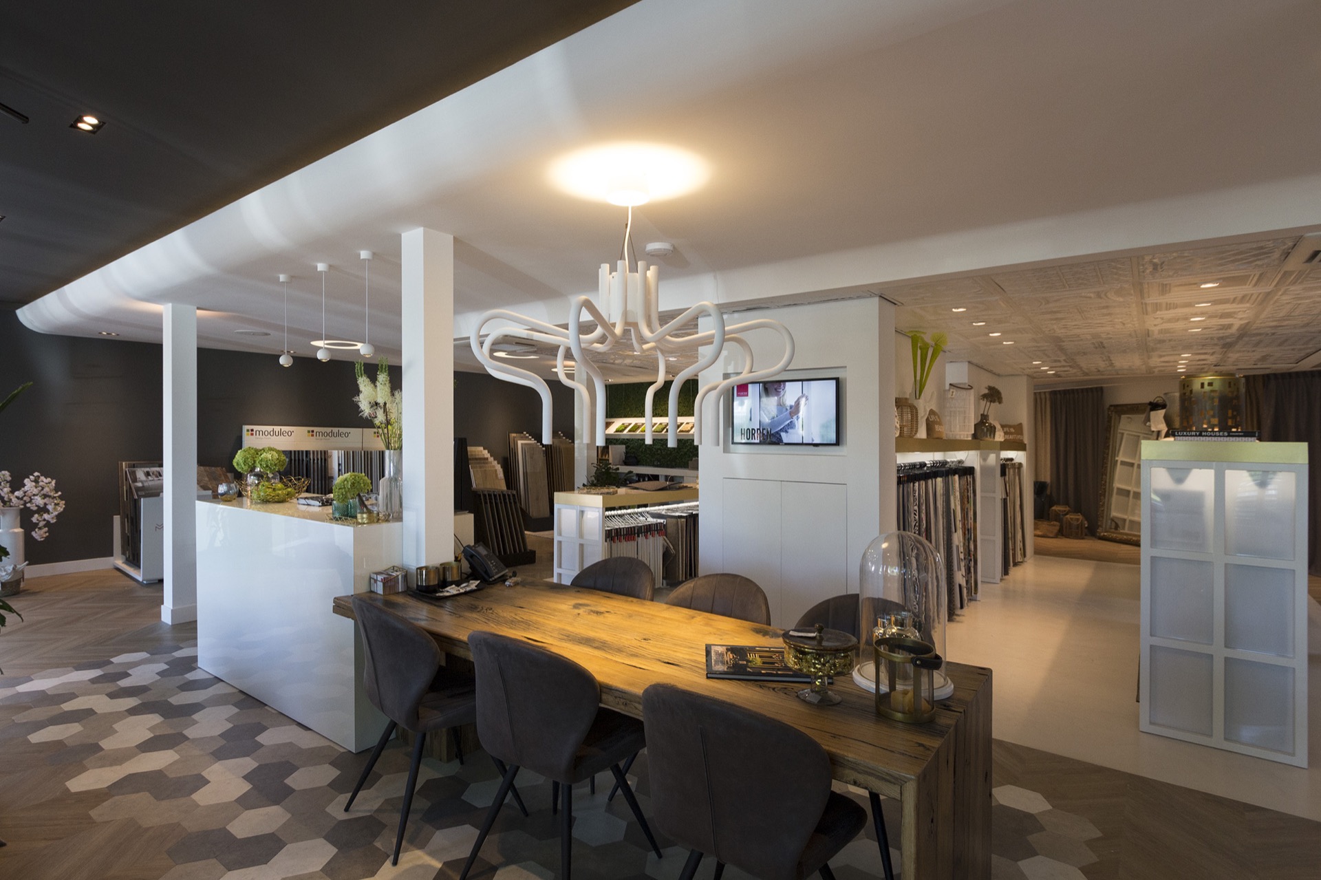 studio met sfeervolle lampen