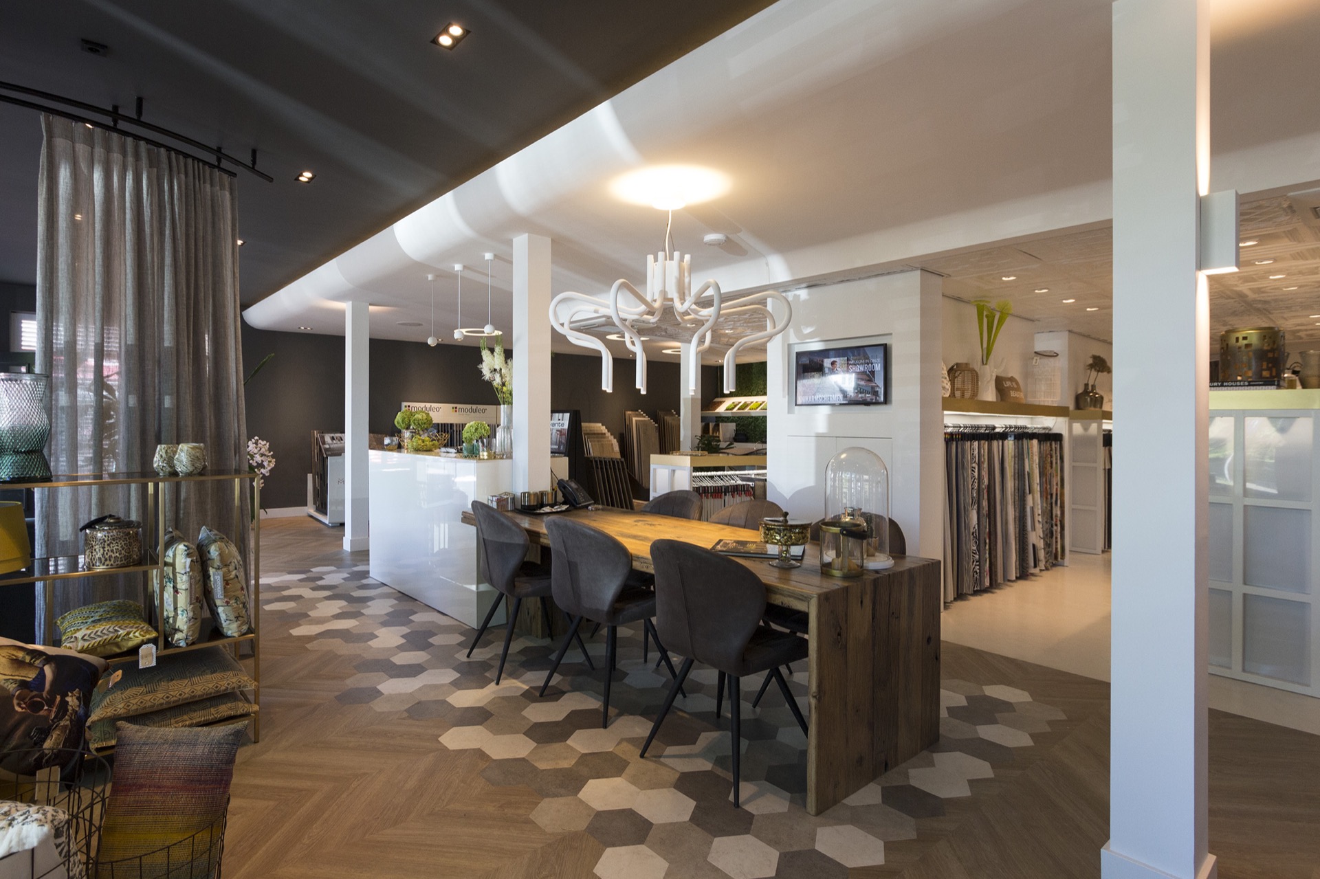 studio met moderne lampen