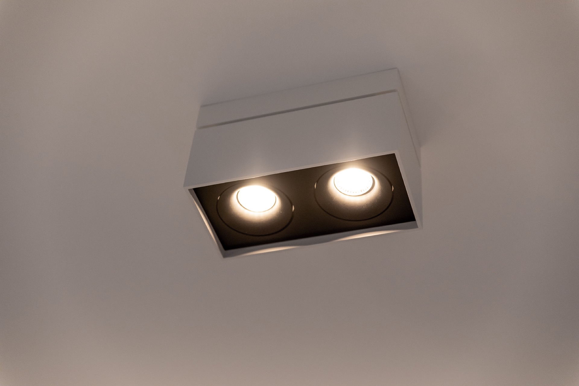 plafond met moderne verlichting