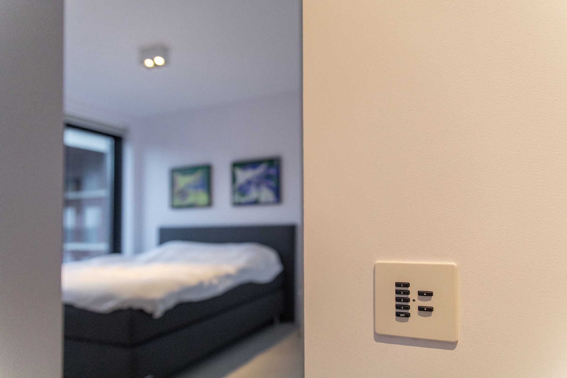 slaapkamer met luxe verlichting