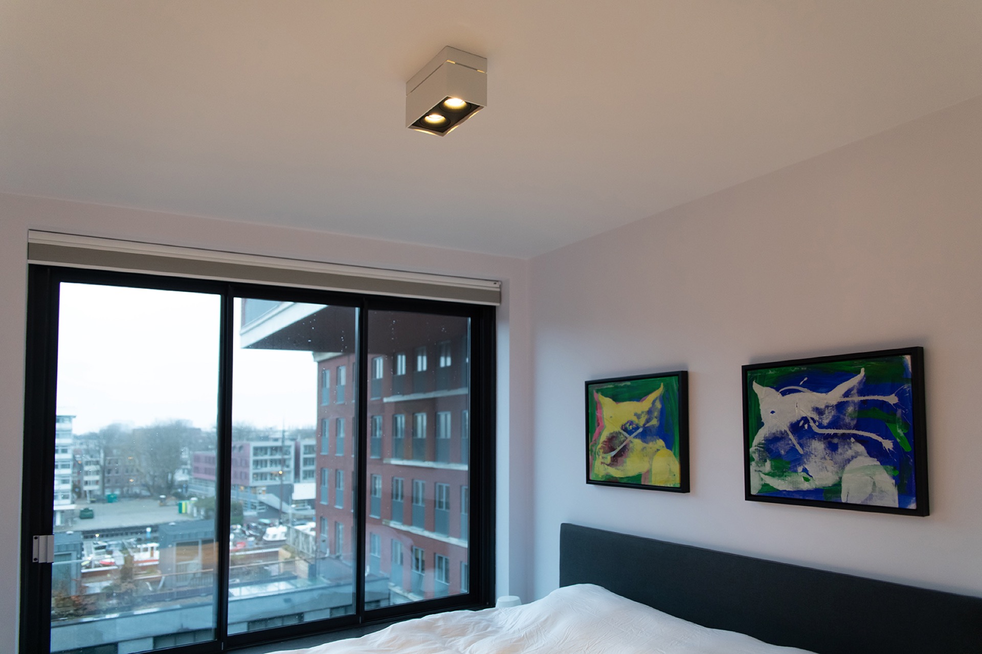 slaapkamer met luxe plafondlamp