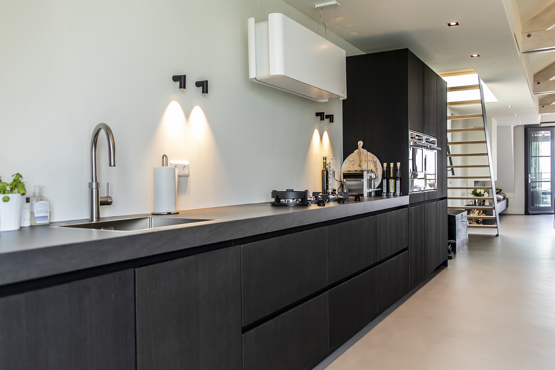 keuken met luxe wandlampen