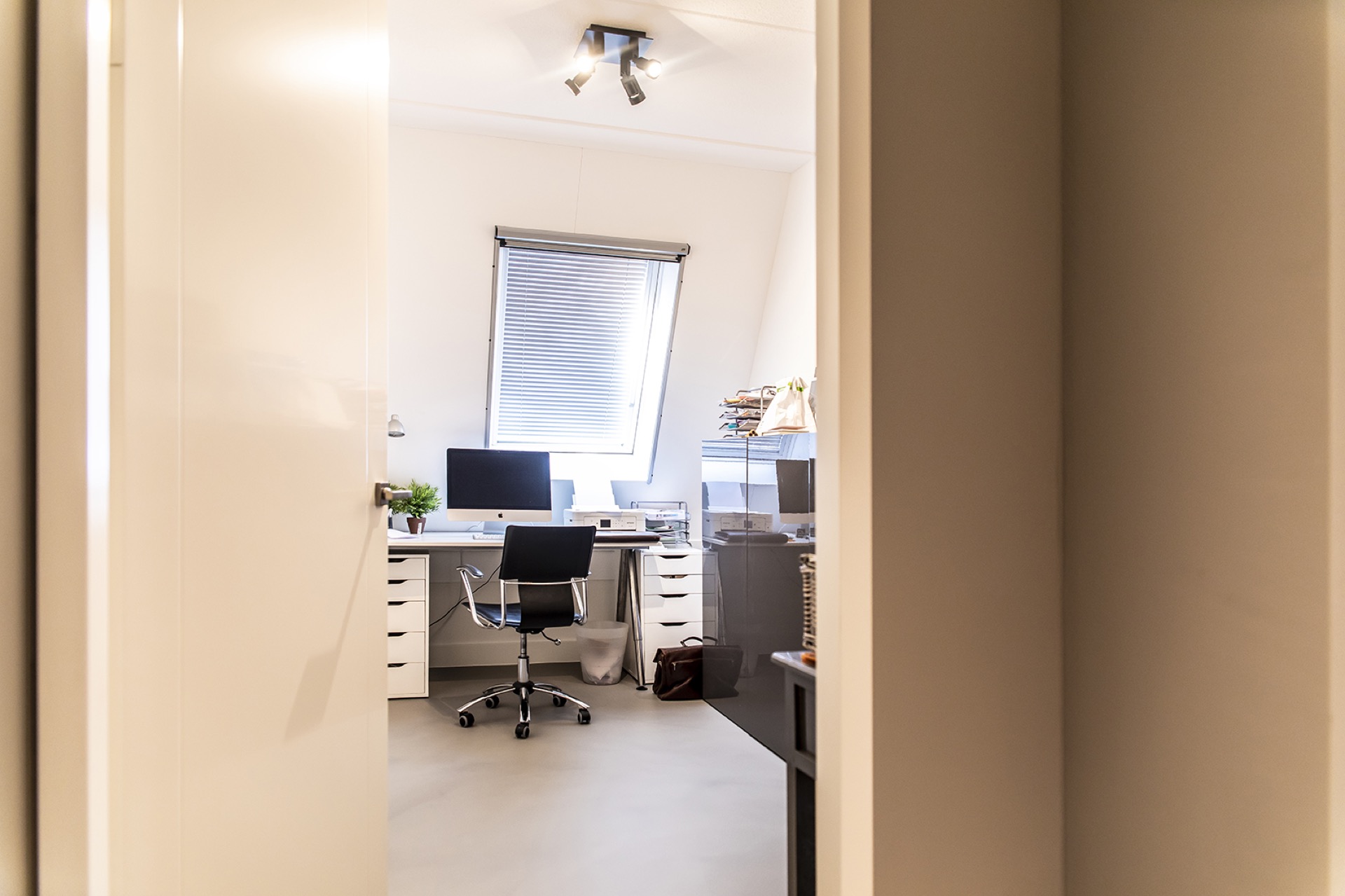 werkkamer met luxe verlichting