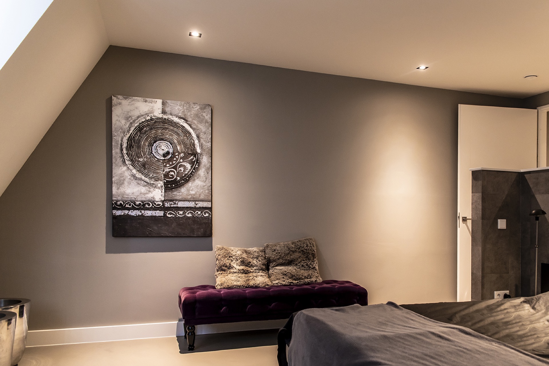 slaapkamer met luxe verlichting