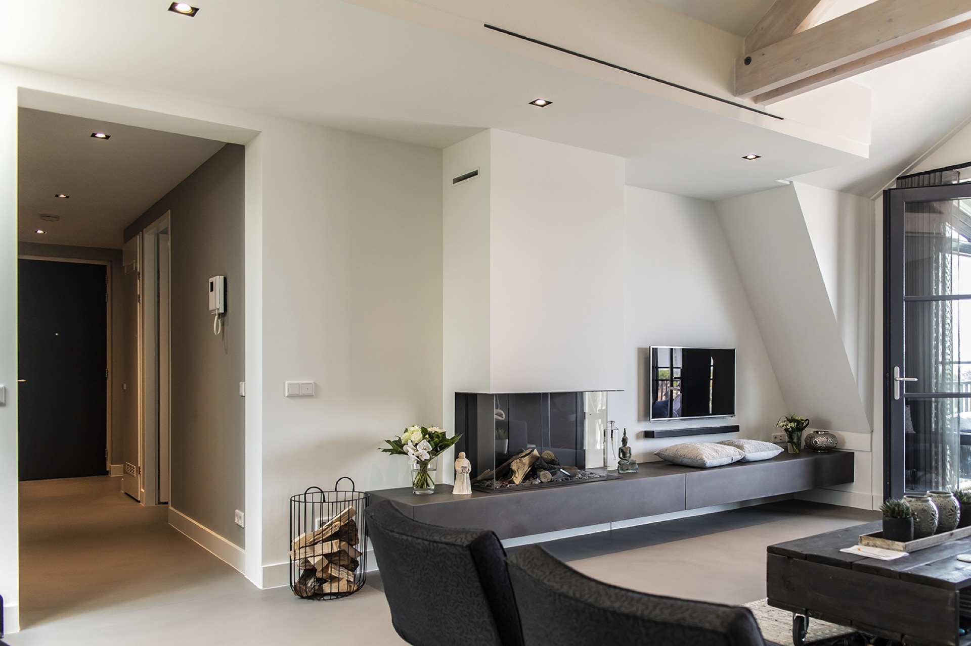 woonkamer met design lampen