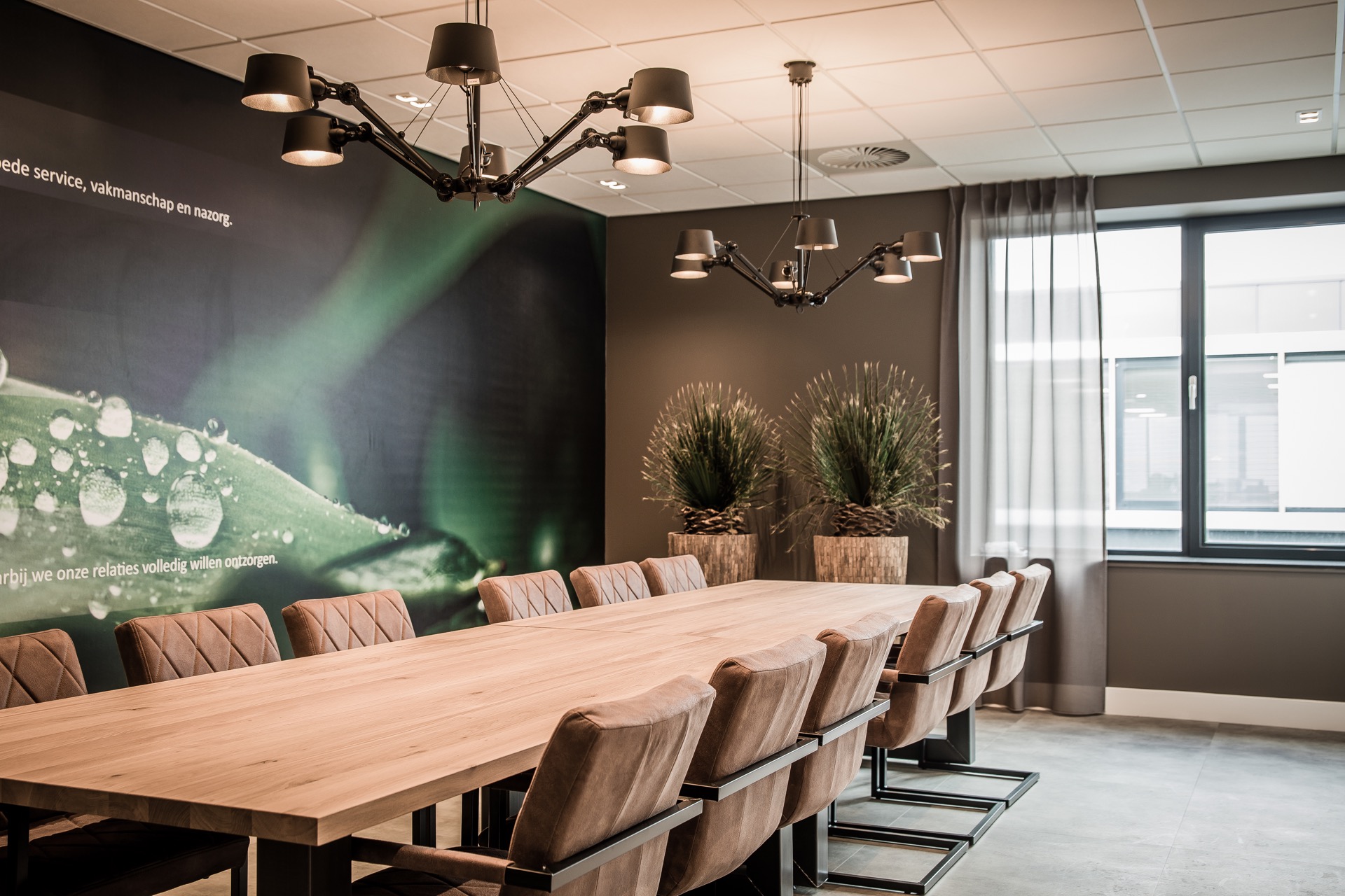 vergaderruimte met design lampen
