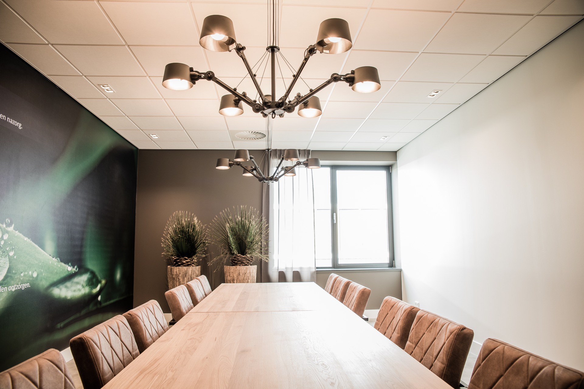 vergaderruimte met luxe hanglampen
