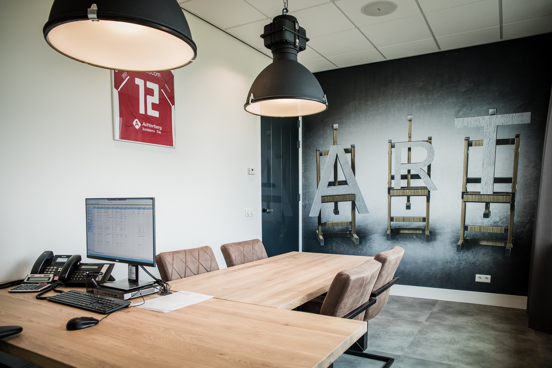 kantoor met design verlichting