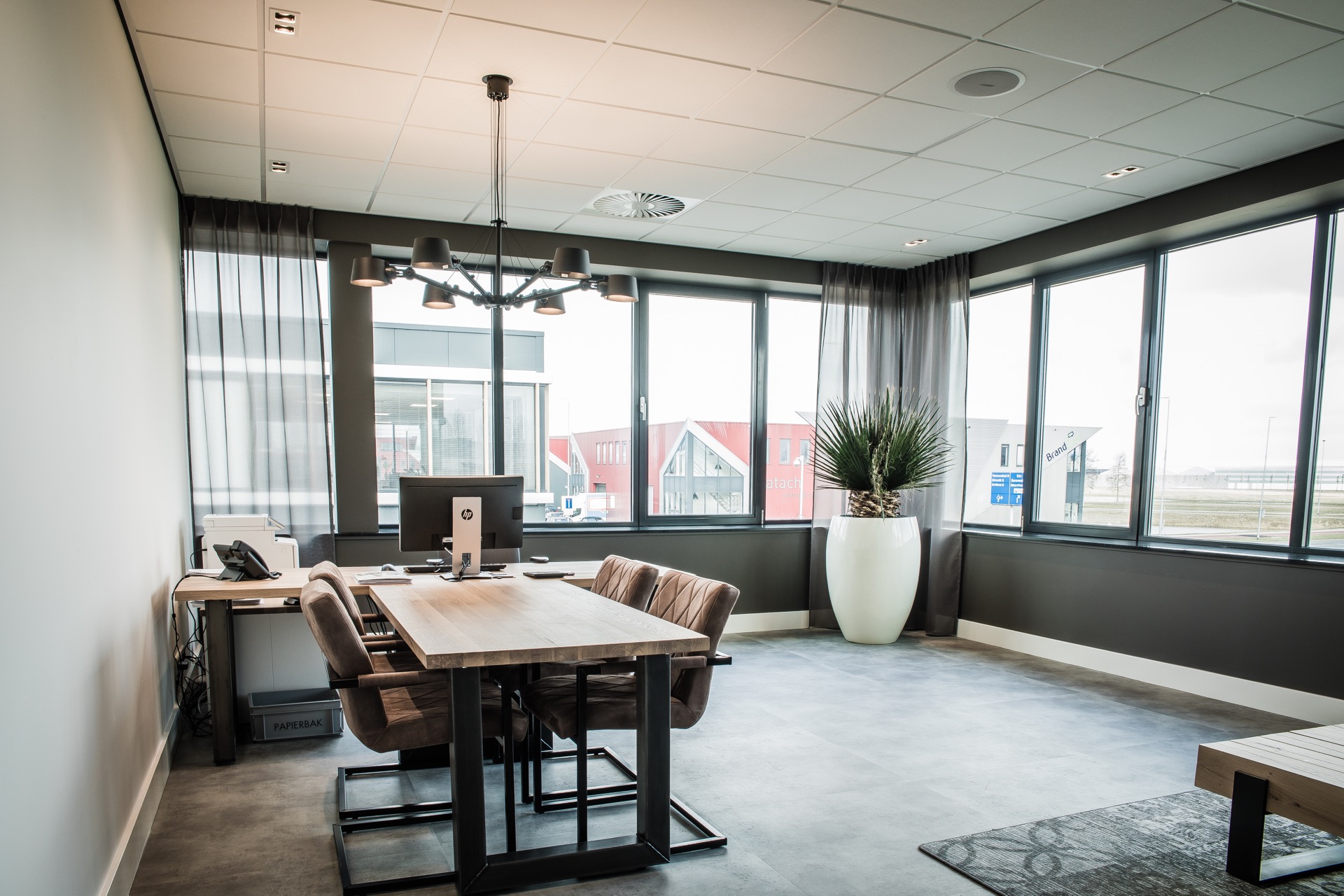 kantoor met luxe lampen
