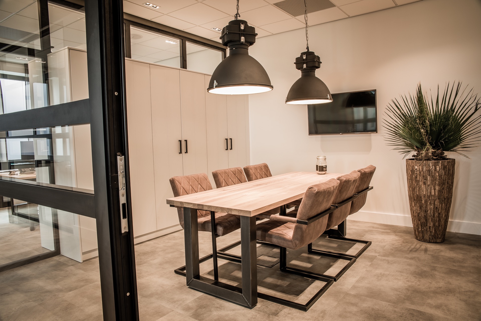 luxe lampen in vergaderruimte