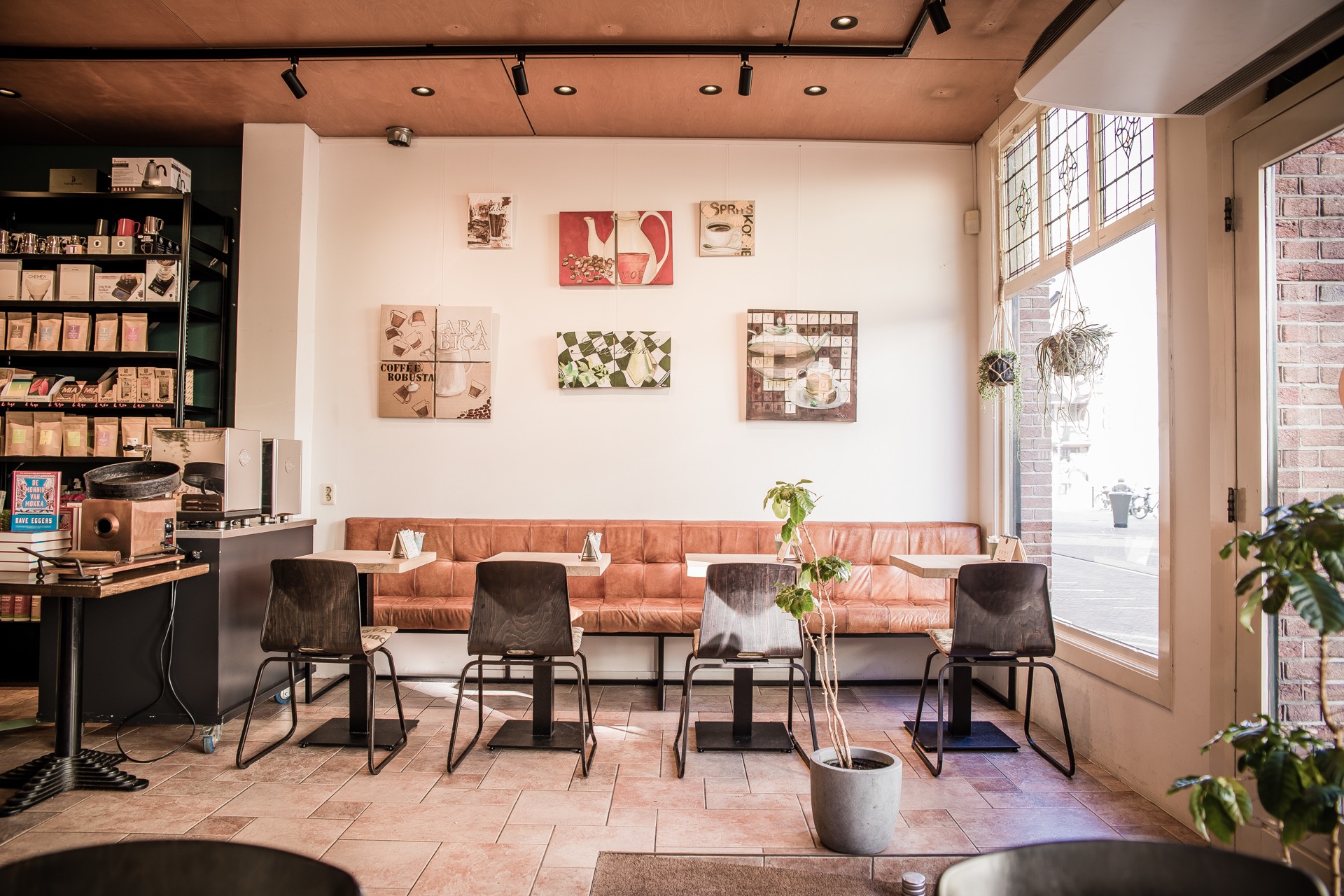 restaurant met luxe railverlichting