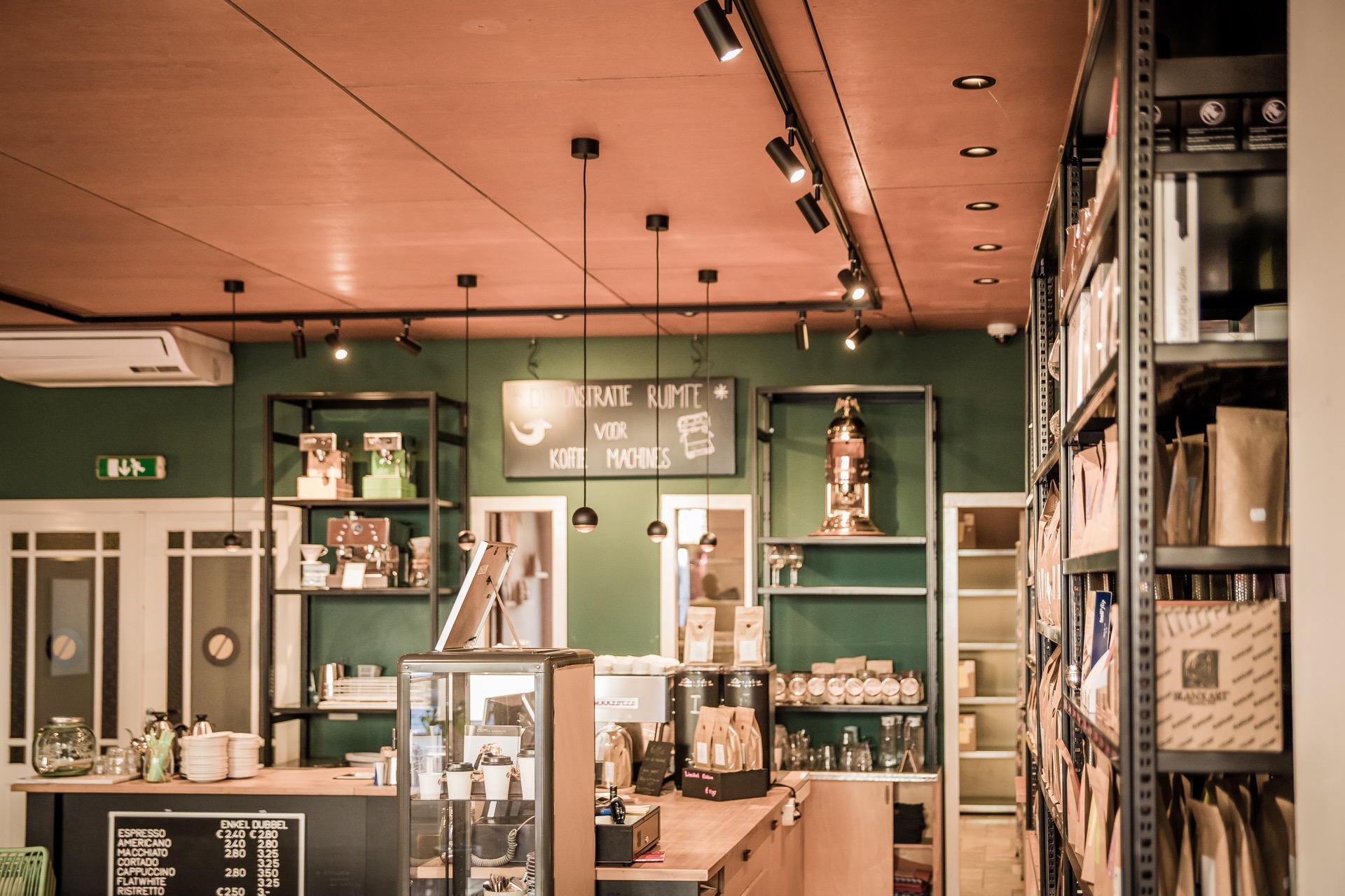 winkel met luxe railverlichting
