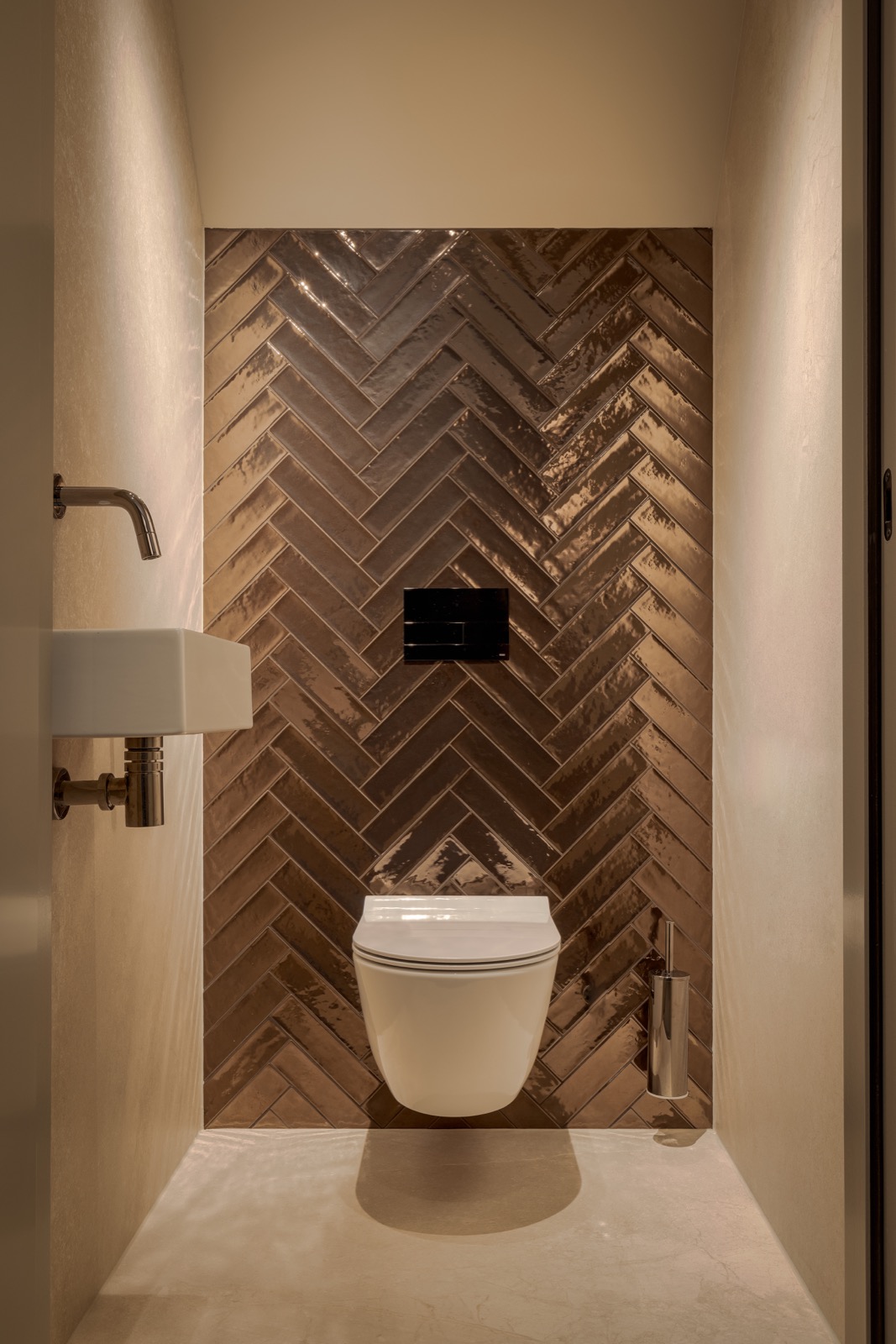 toilet met luxe lampen