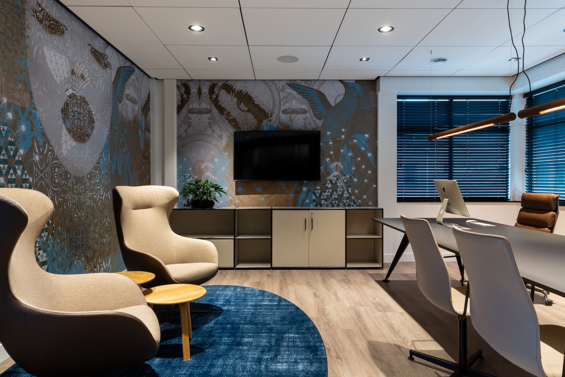 kantoor met design verlichting