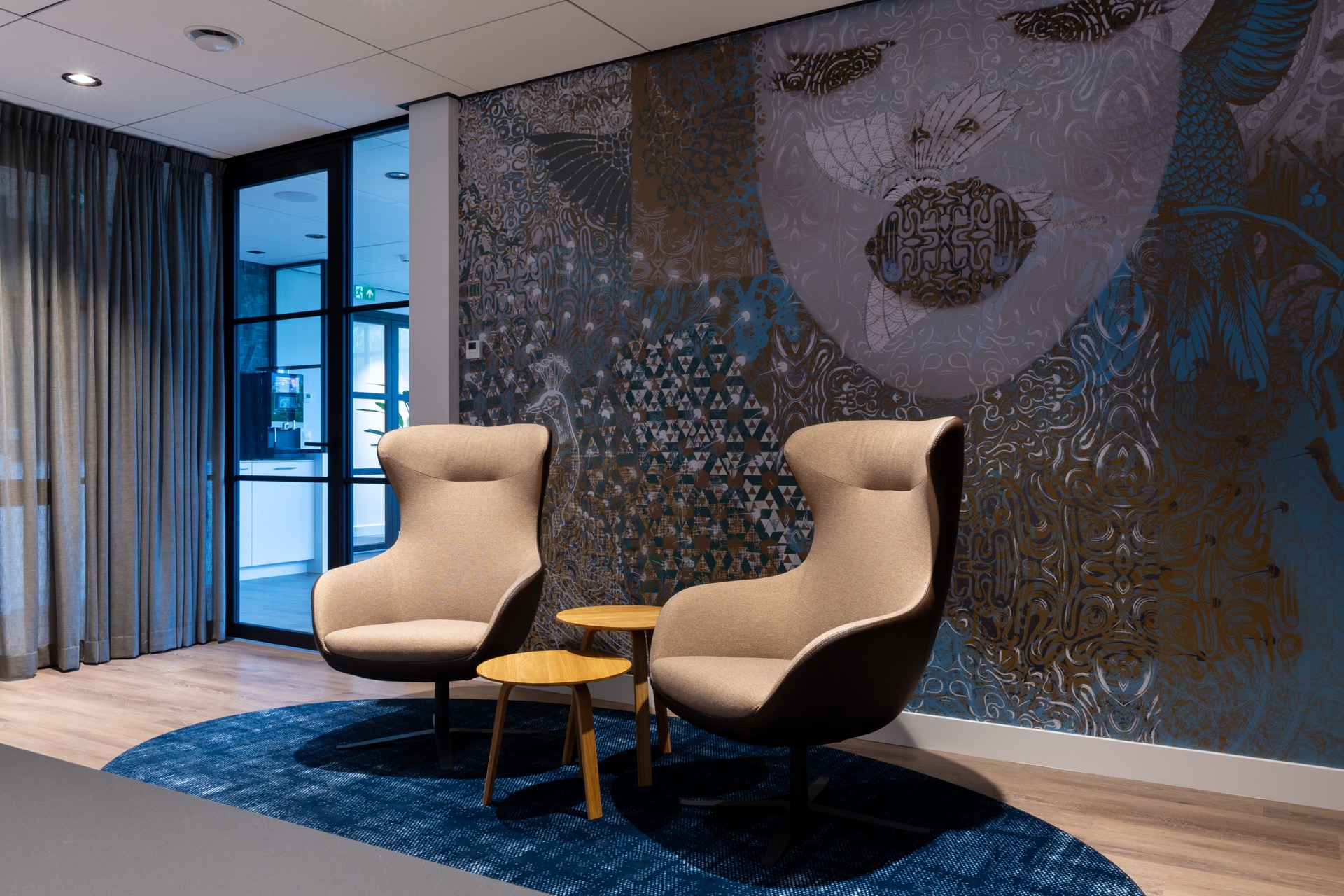 kantoor met moderne verlichting