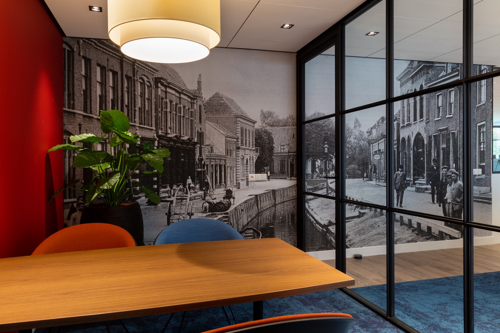 kleine vergaderruimte met luxe hanglamp