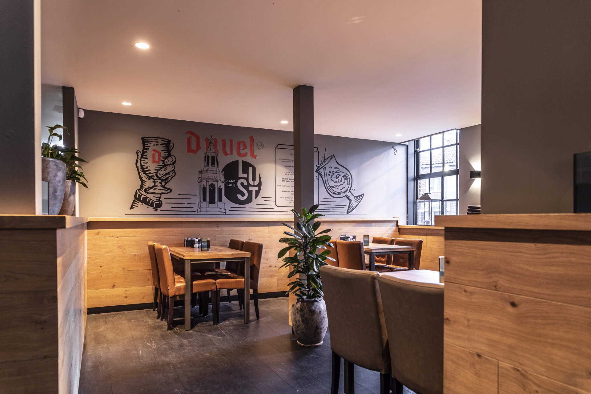 interieur restaurant met design lampen