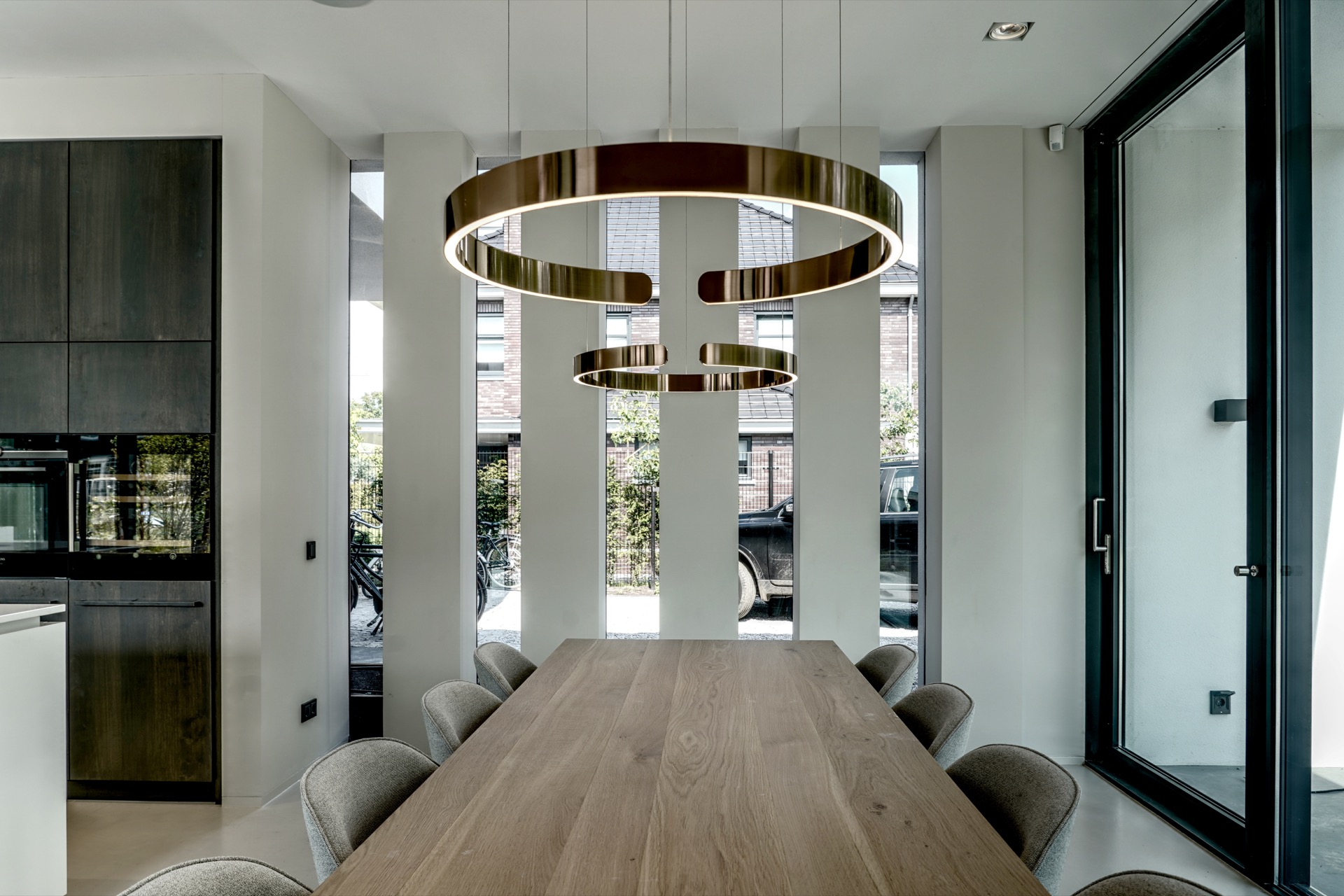 tafel met luxe lamp