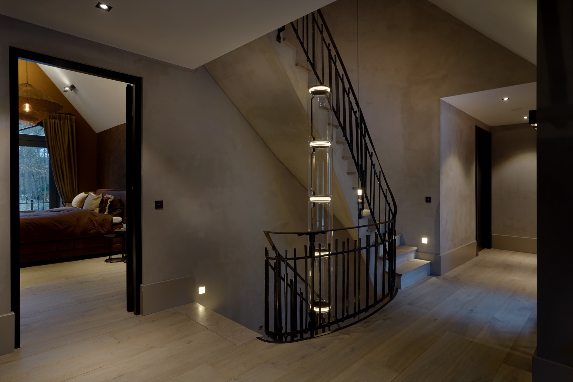 hal met trap en luxe verlichting