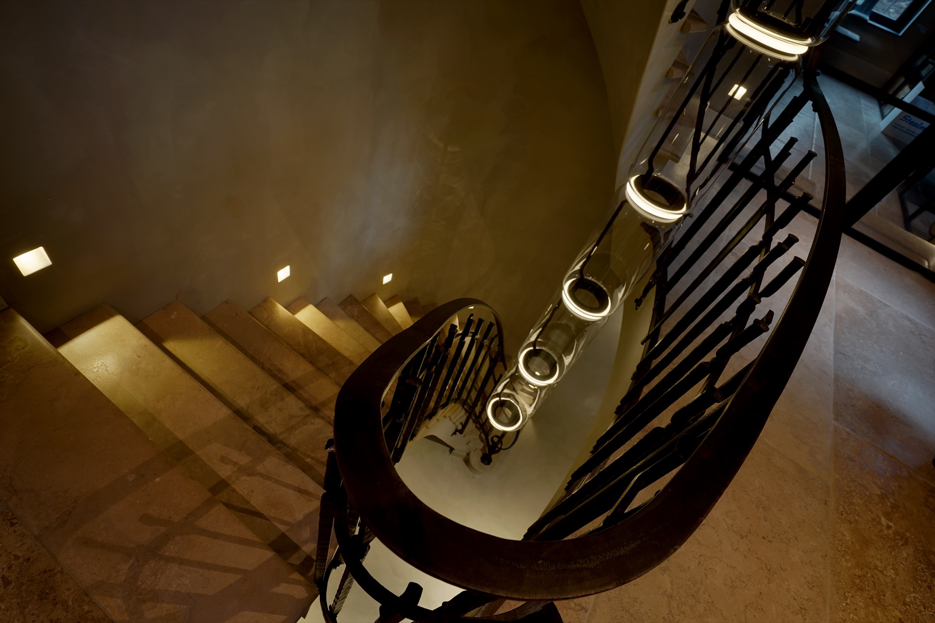 trap met design verlichting