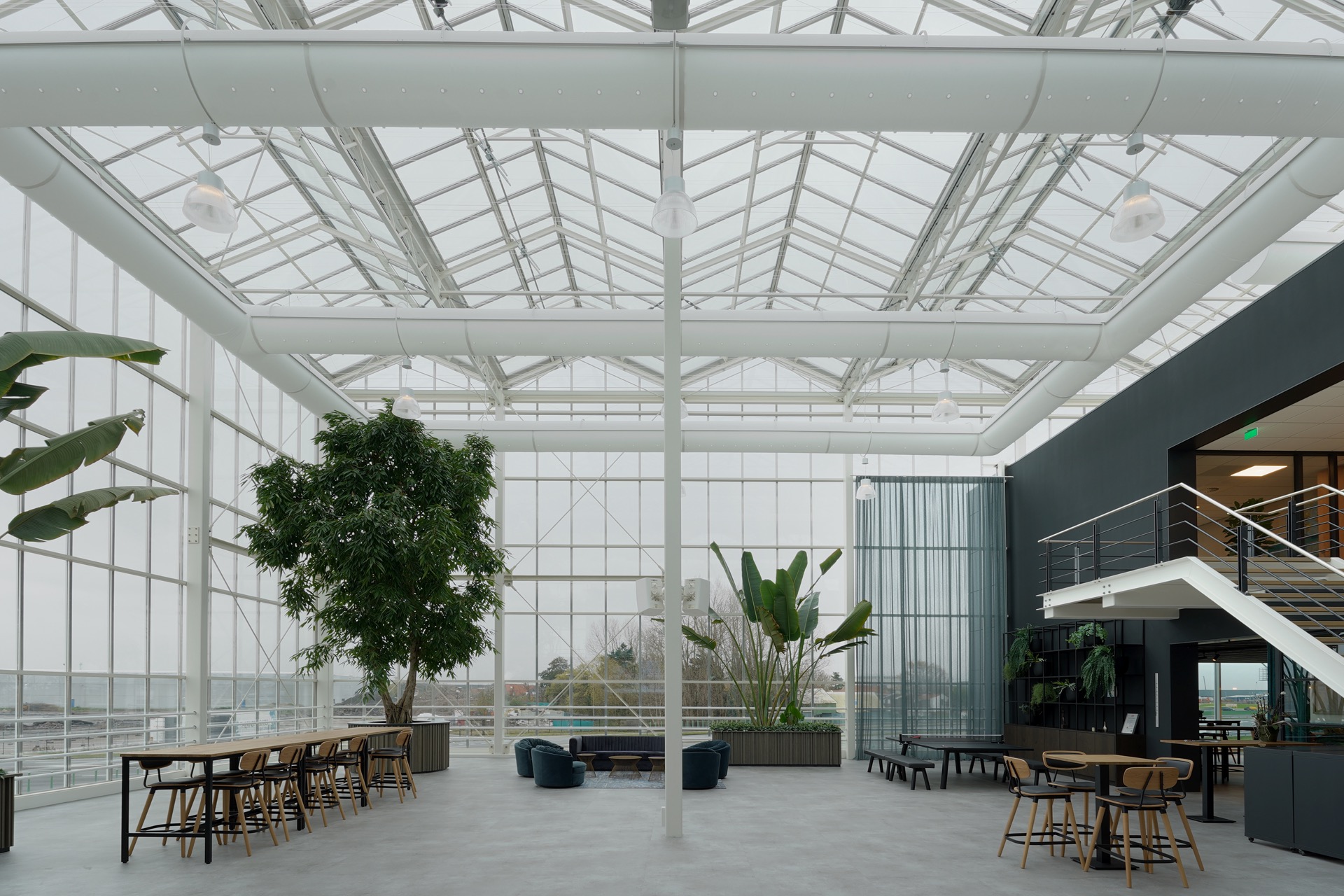 bedrijfspand met design verlichting