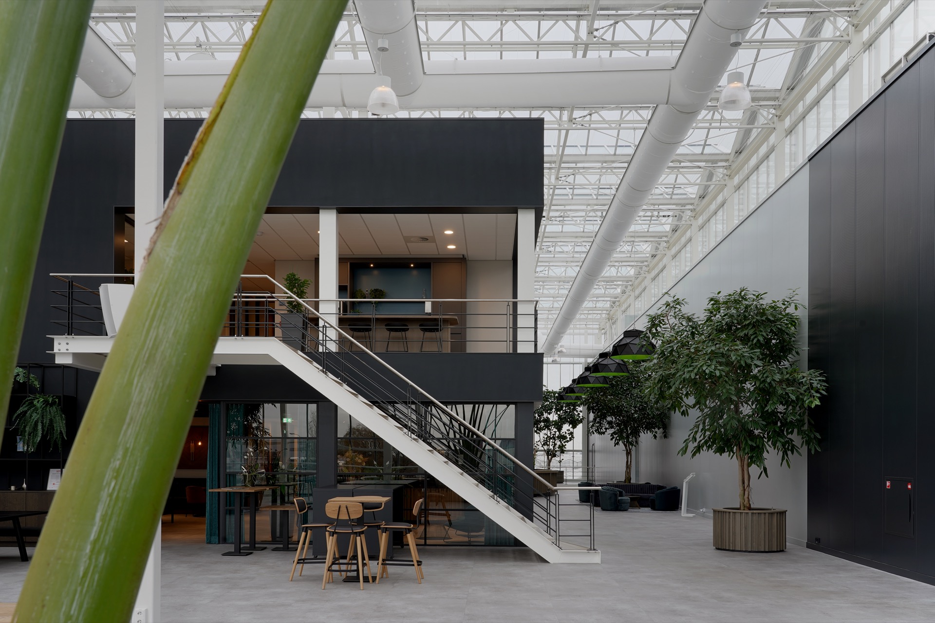 bedrijfshal met luxe verlichting