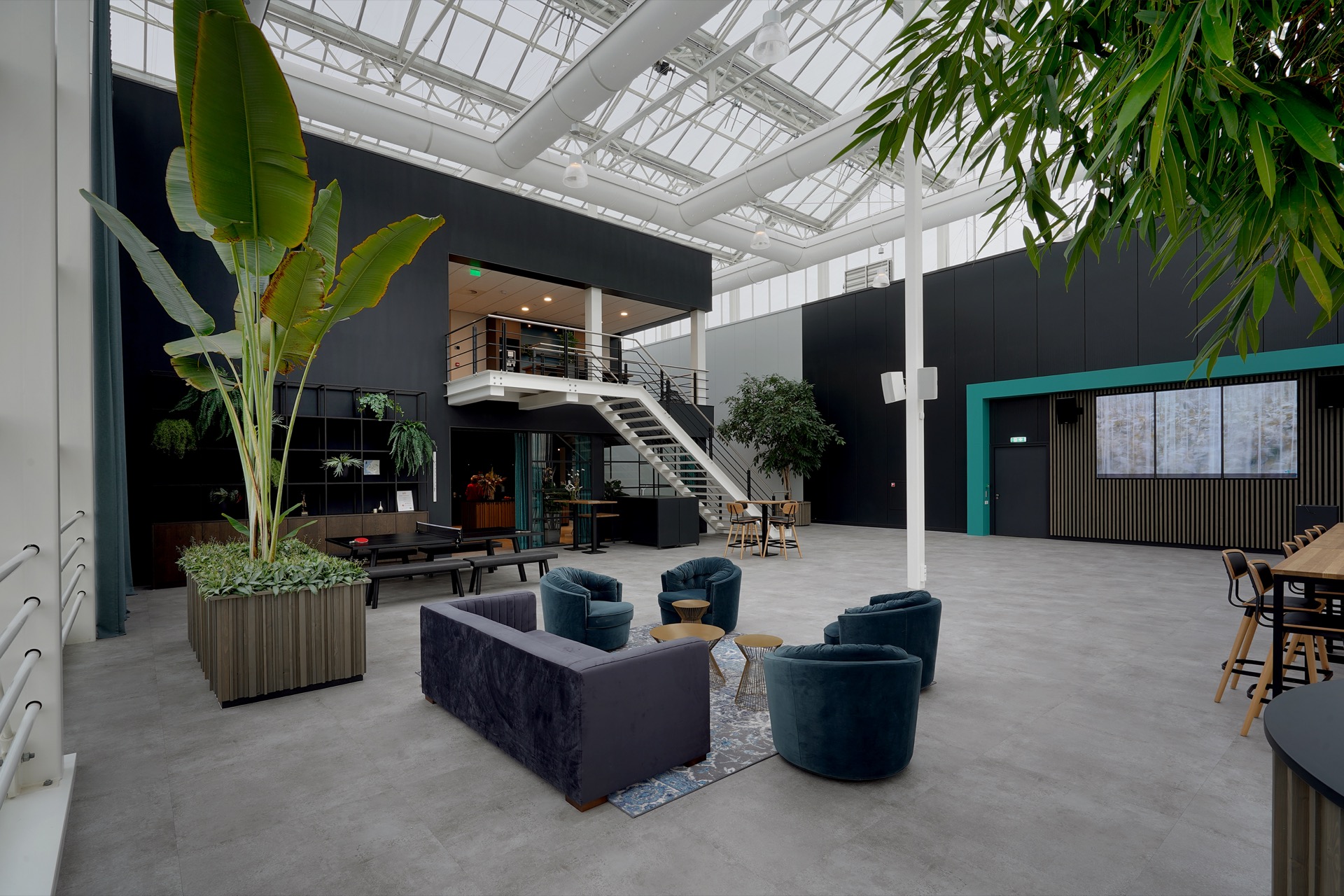 bedrijfshal met design verlichting