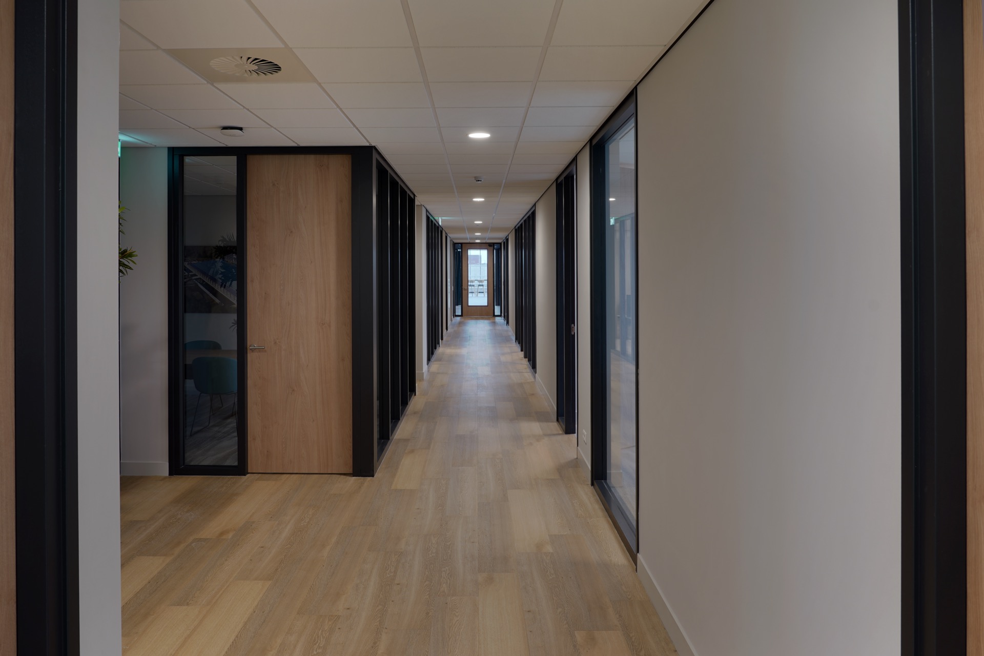 hal met luxe verlichting in plafond