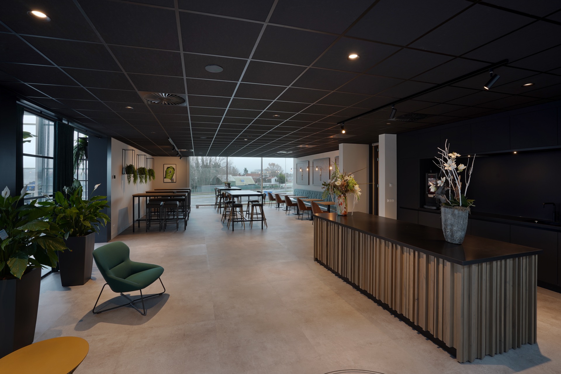 bedrijfsrestaurant met luxe lampen