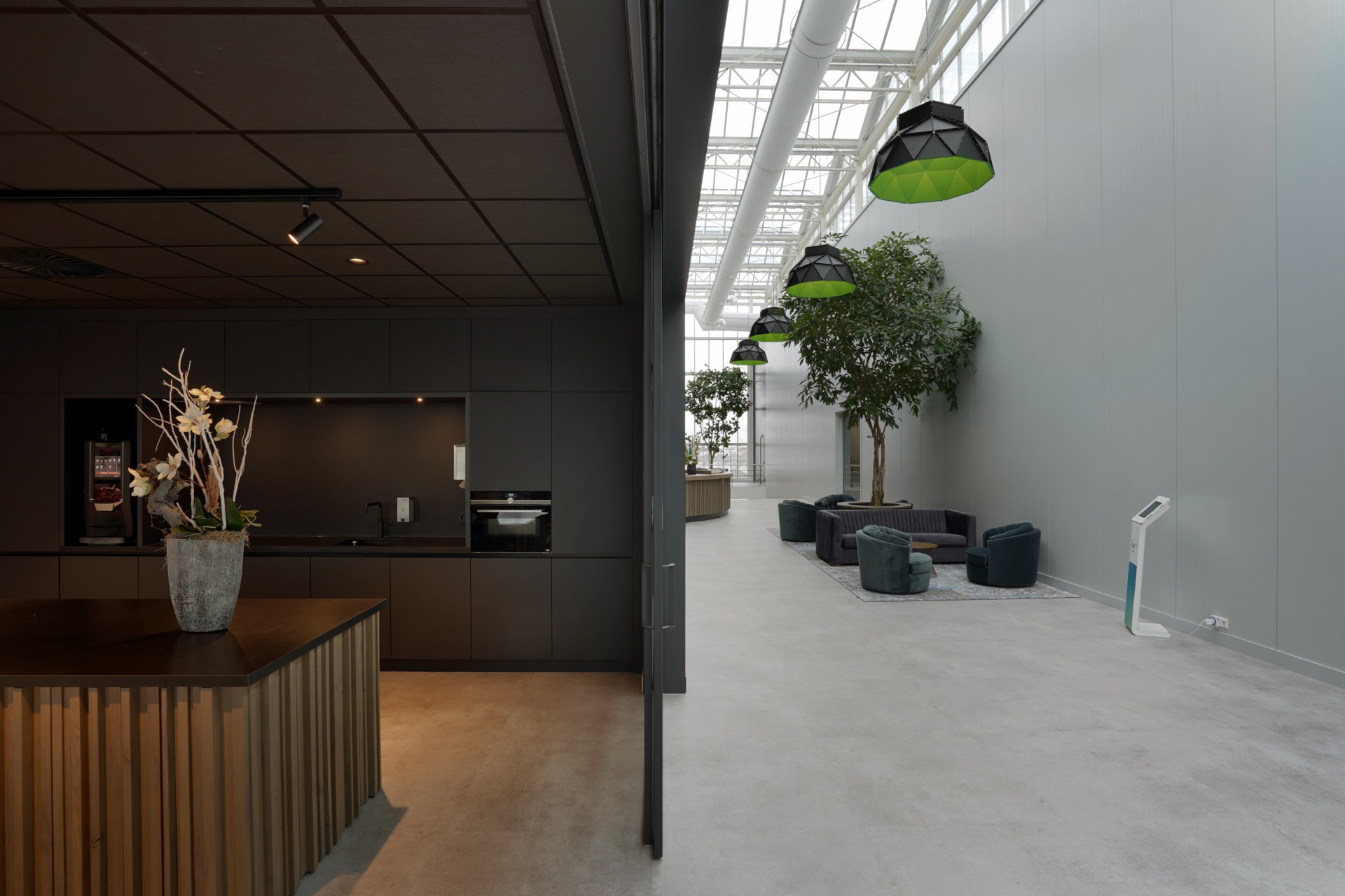 bedrijfsinterieur met luxe verlichting