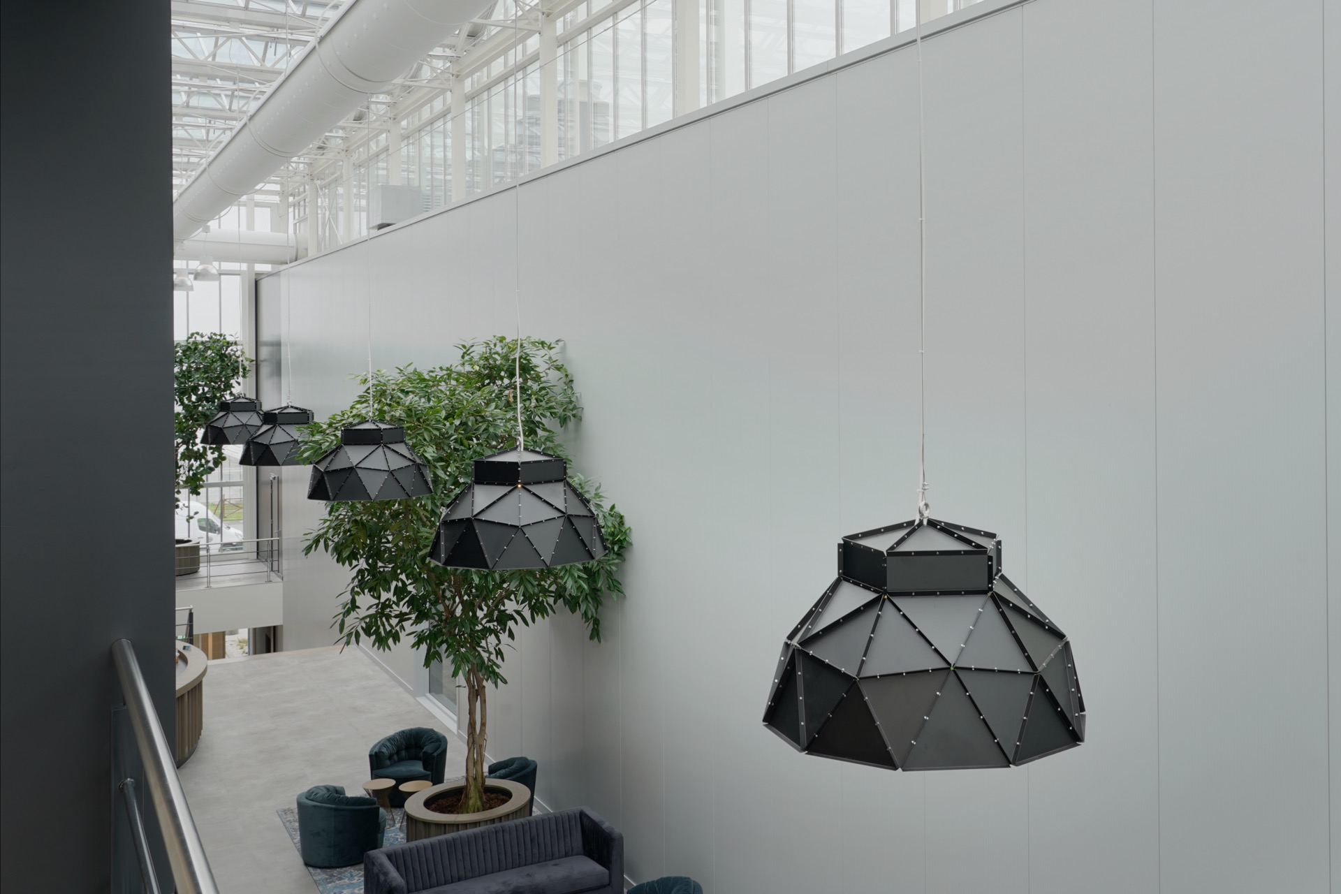 bedrijfsinterieur met design lampen