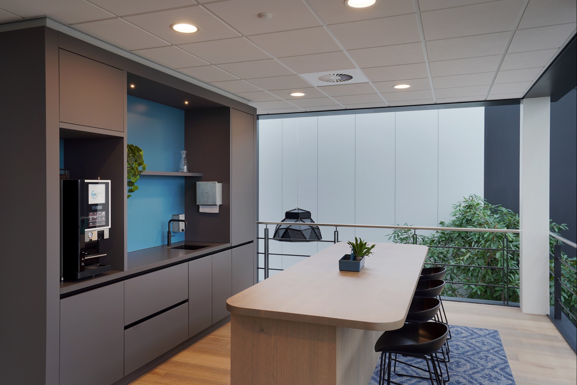 bedrijfskantine met luxe verlichting