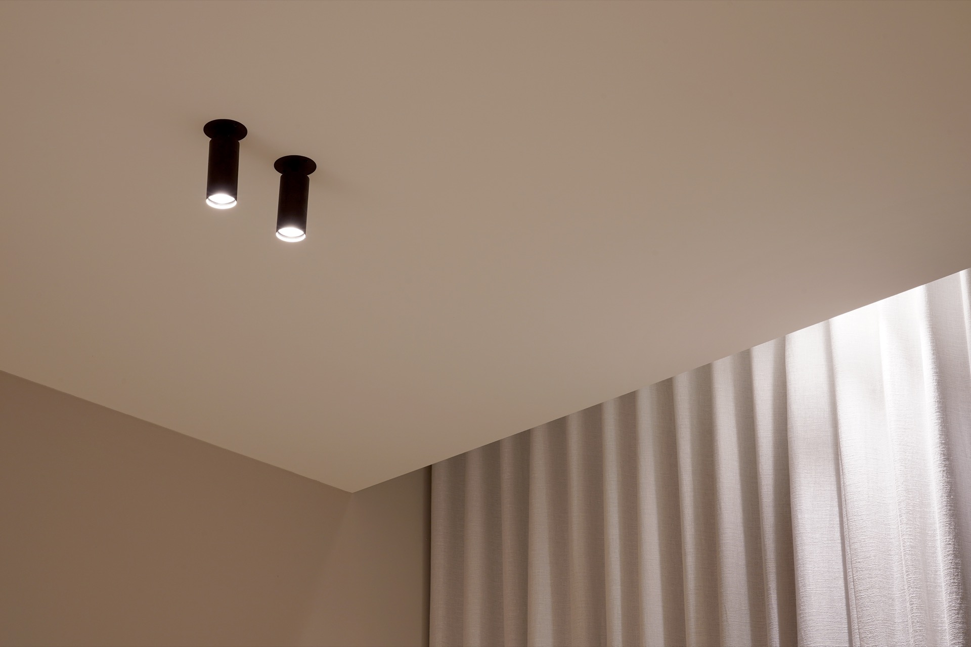 plafond met luxe lampen 