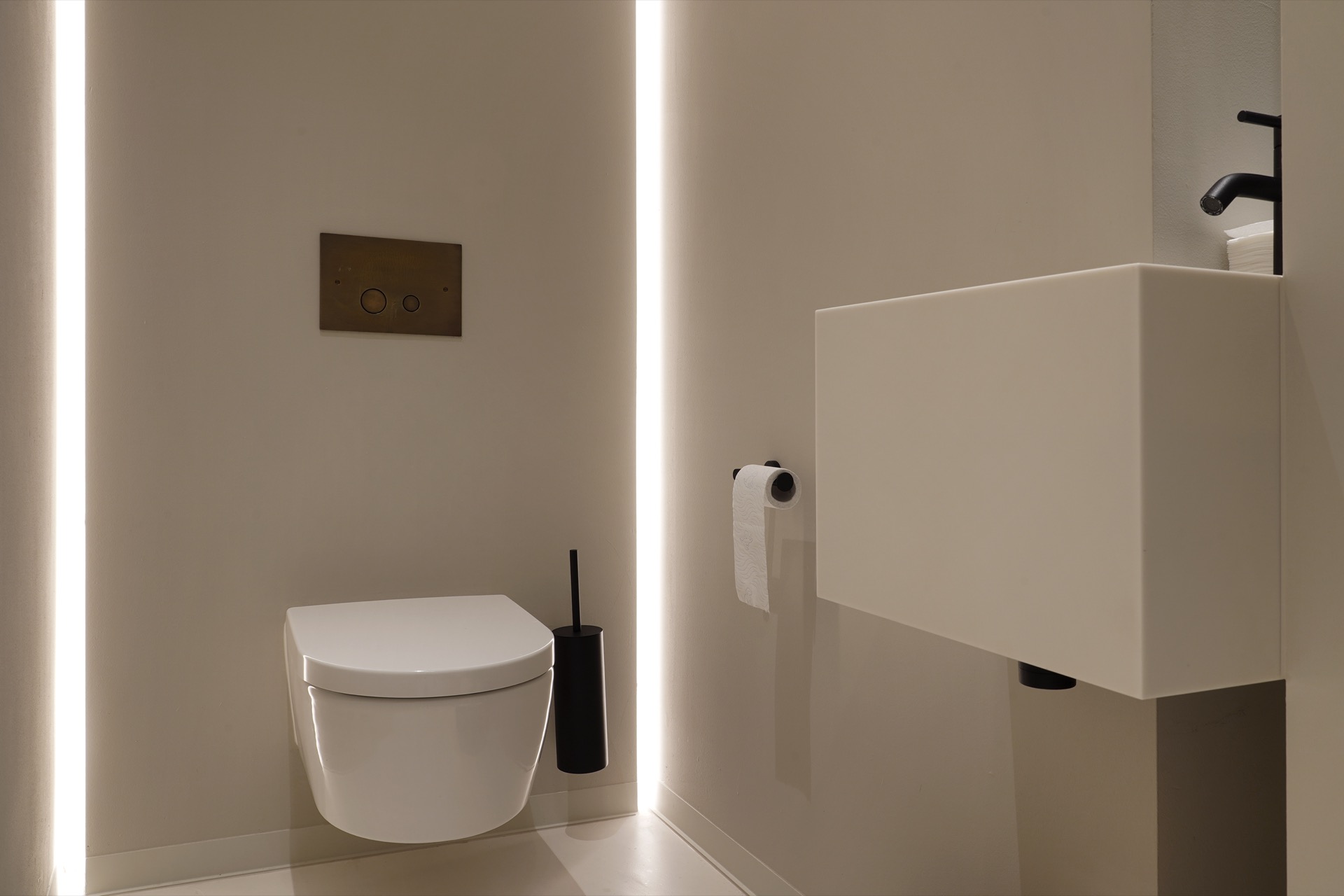 toilet met luxe verlichting