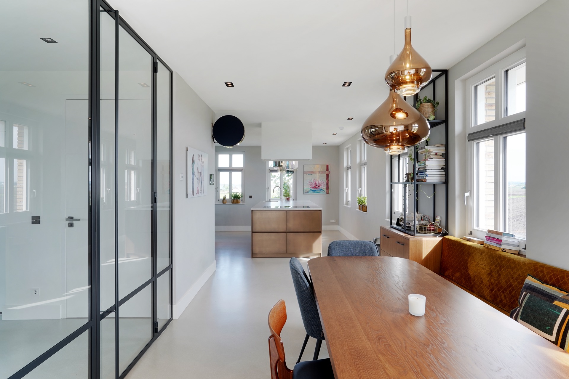 eetkamer met luxe lampen