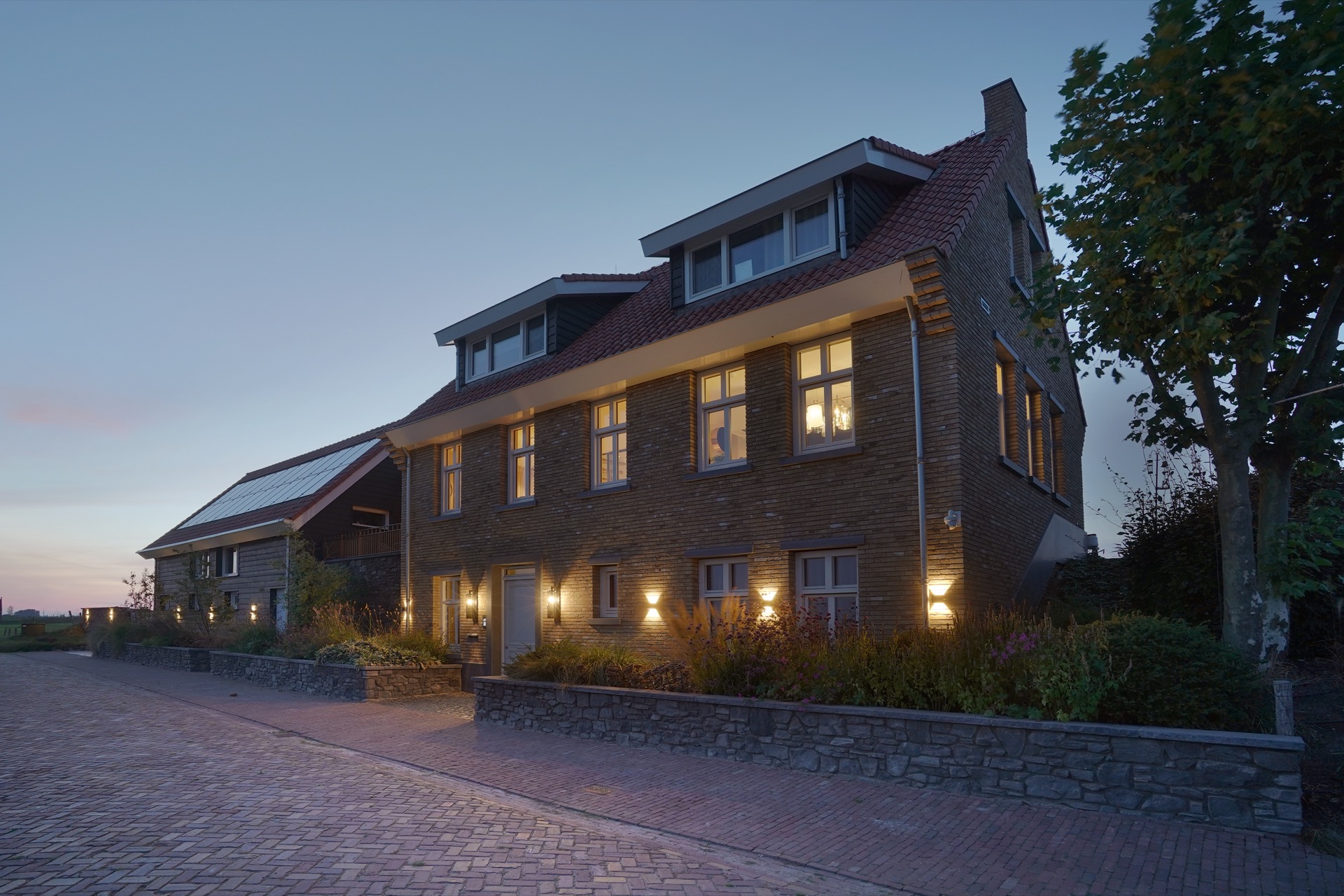 woonhuis met luxe buitenverlichting