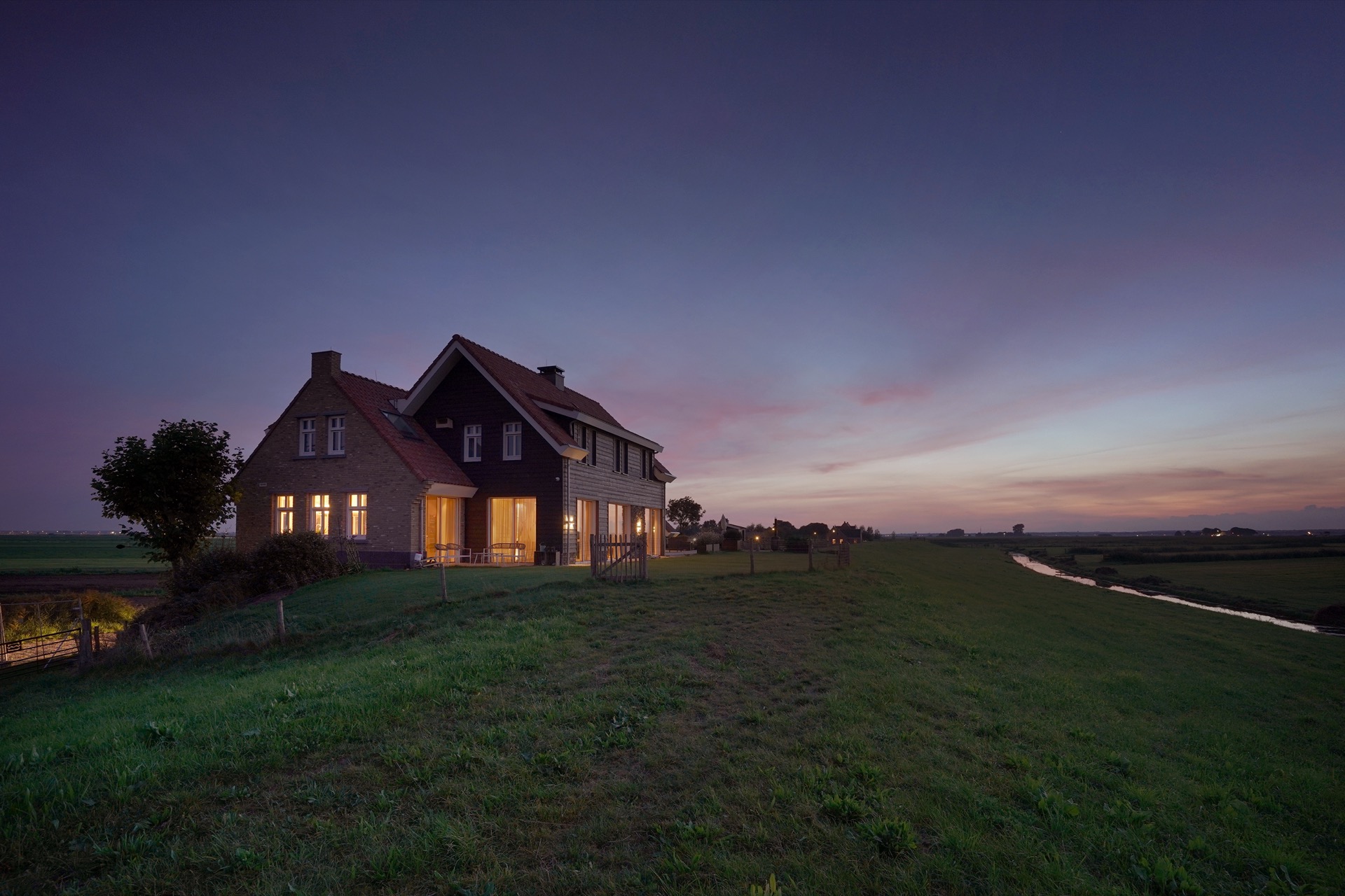 villa met sfeervolle buitenverlichting
