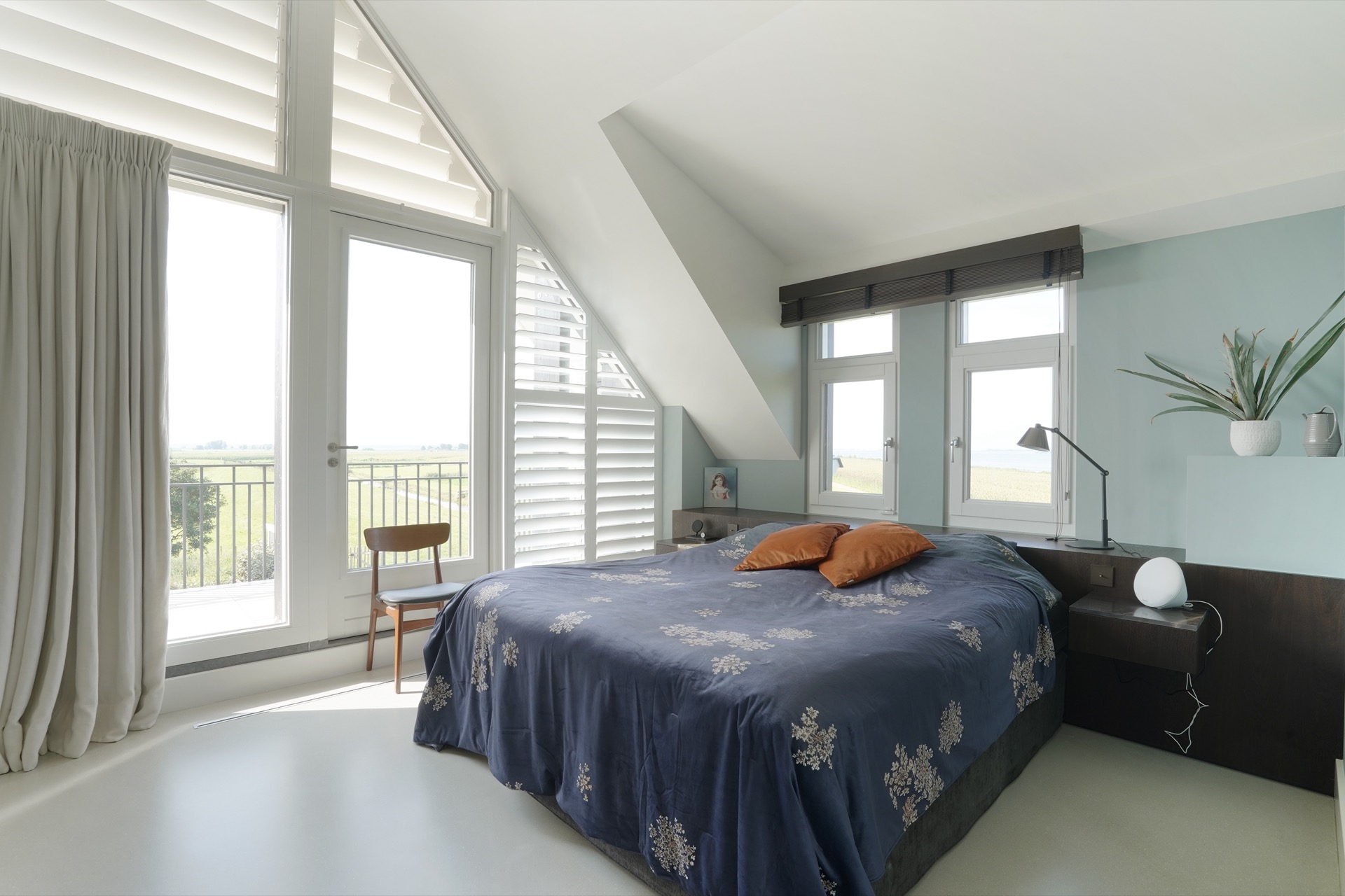 slaapkamer met luxe verlichting