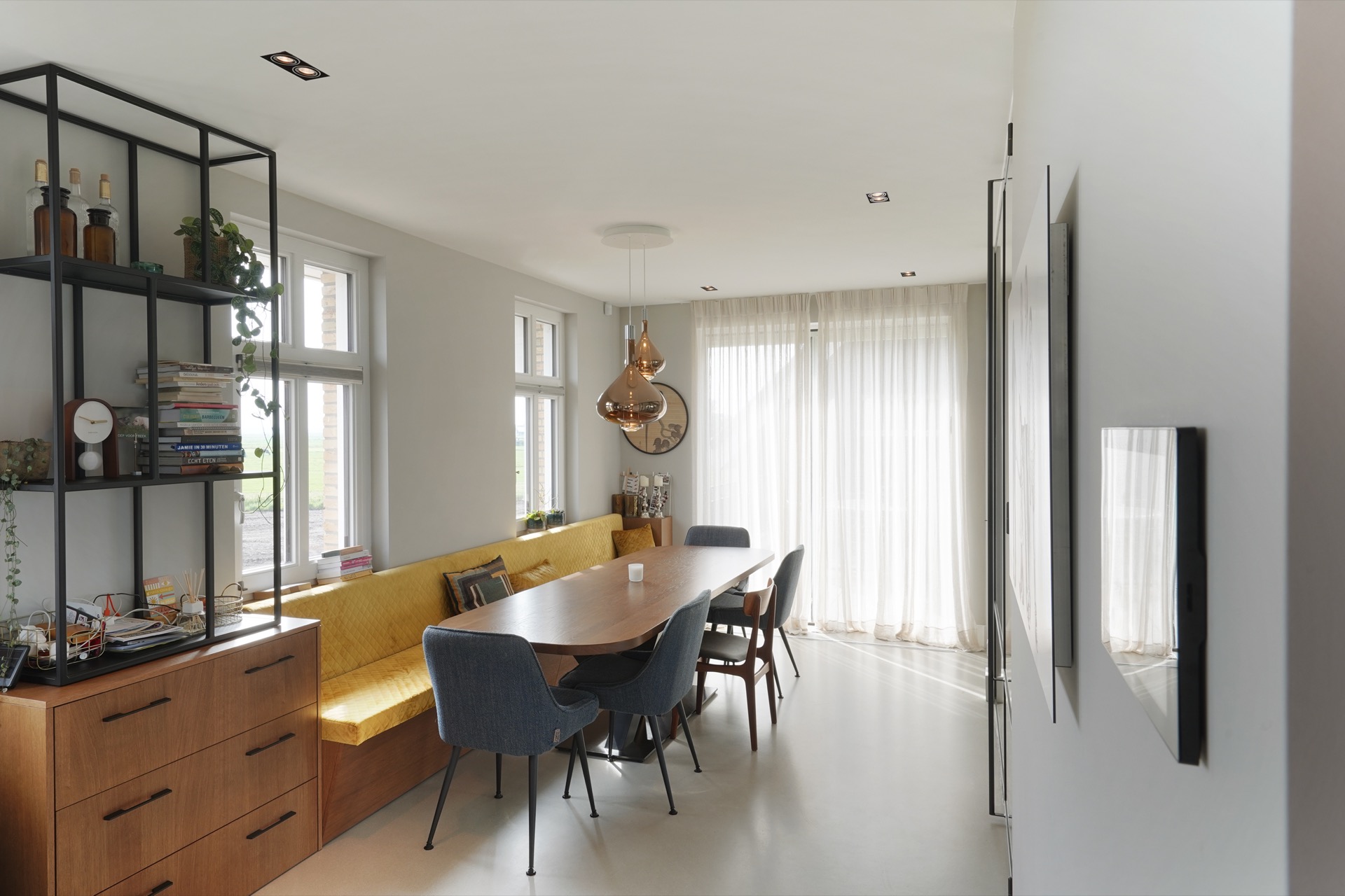 eetkamer met luxe lampen