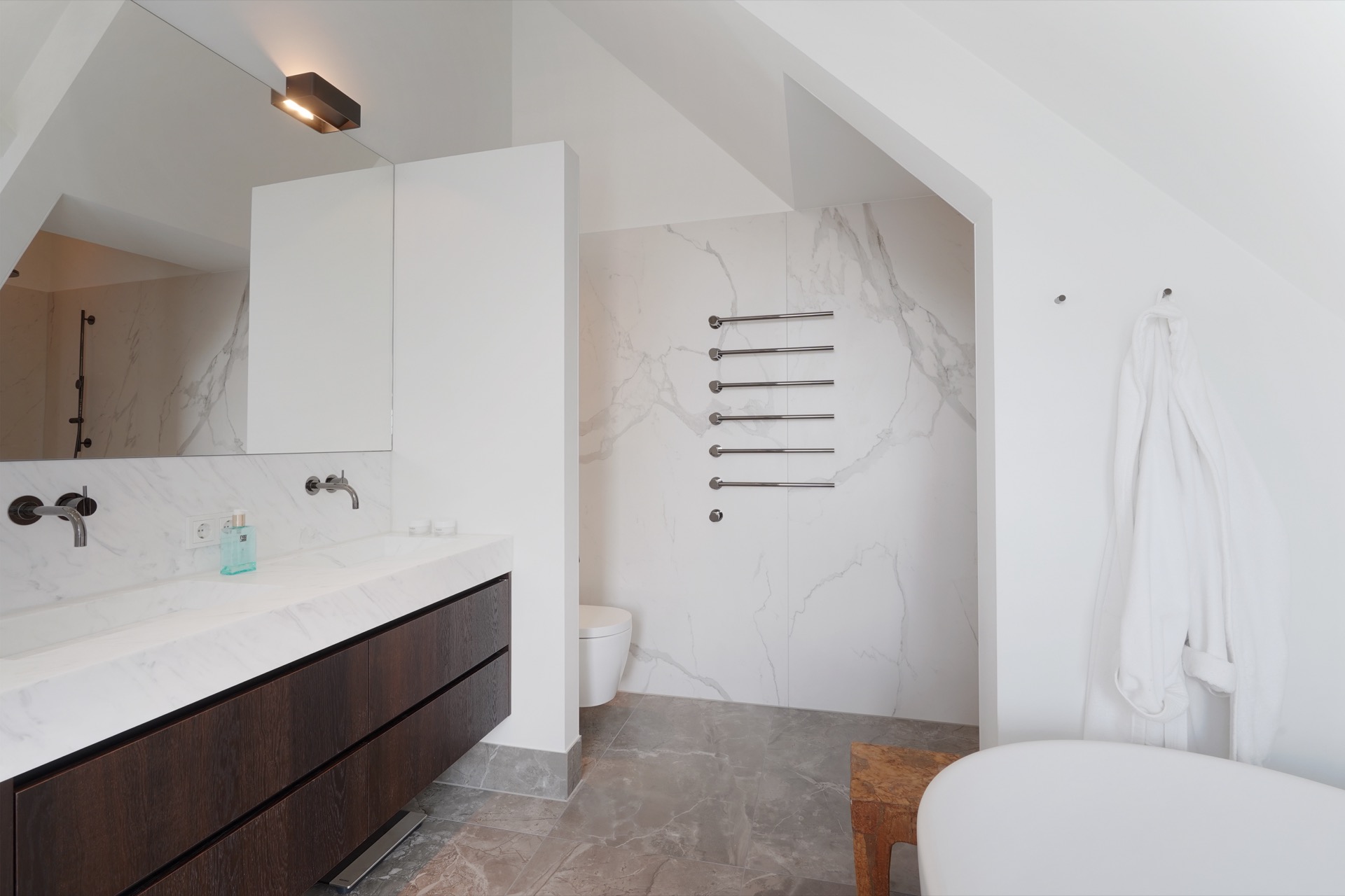 badkamer met luxe lampen