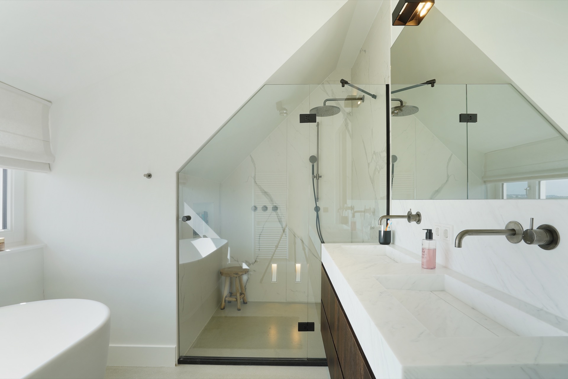badkamer met design lampen