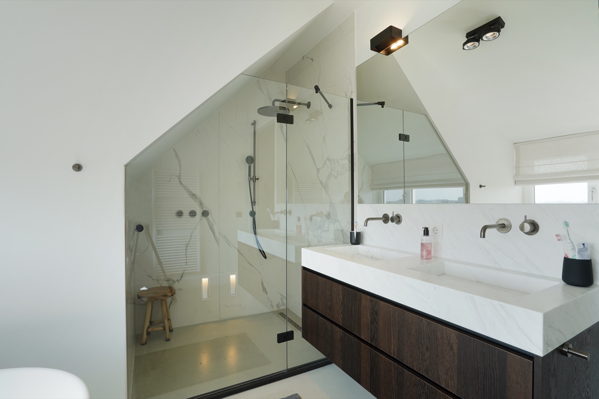 badkamer met moderne verlichting
