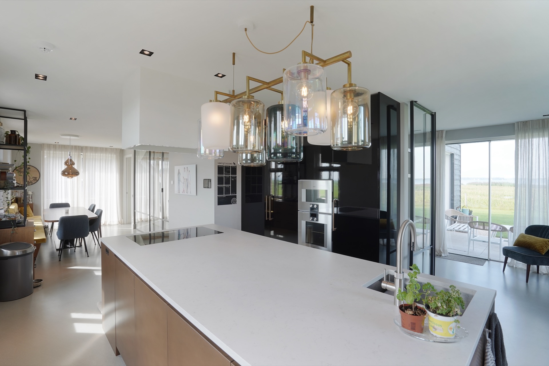 luxe lampen boven kookeiland