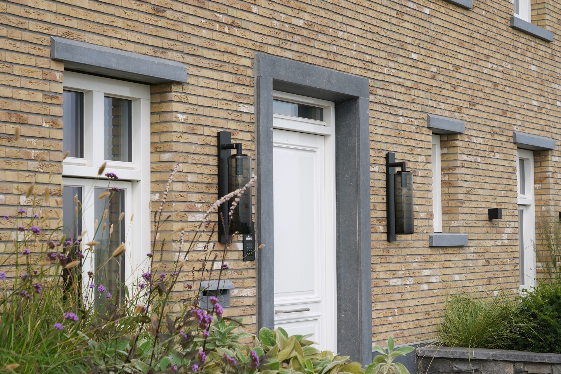 voordeur met luxe verlichting
