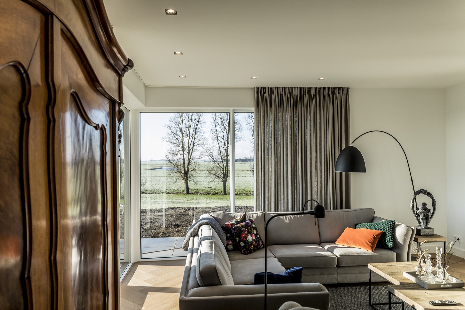 woonkamer met luxe lampen