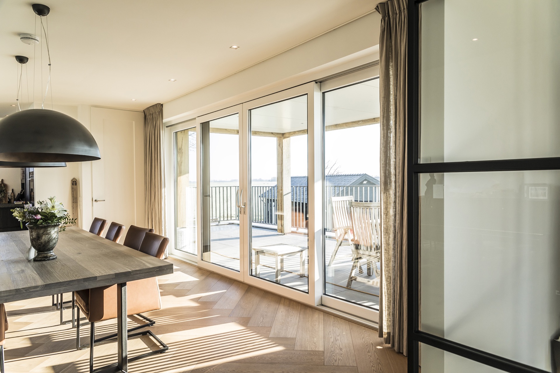 eetkamer met luxe verlichting