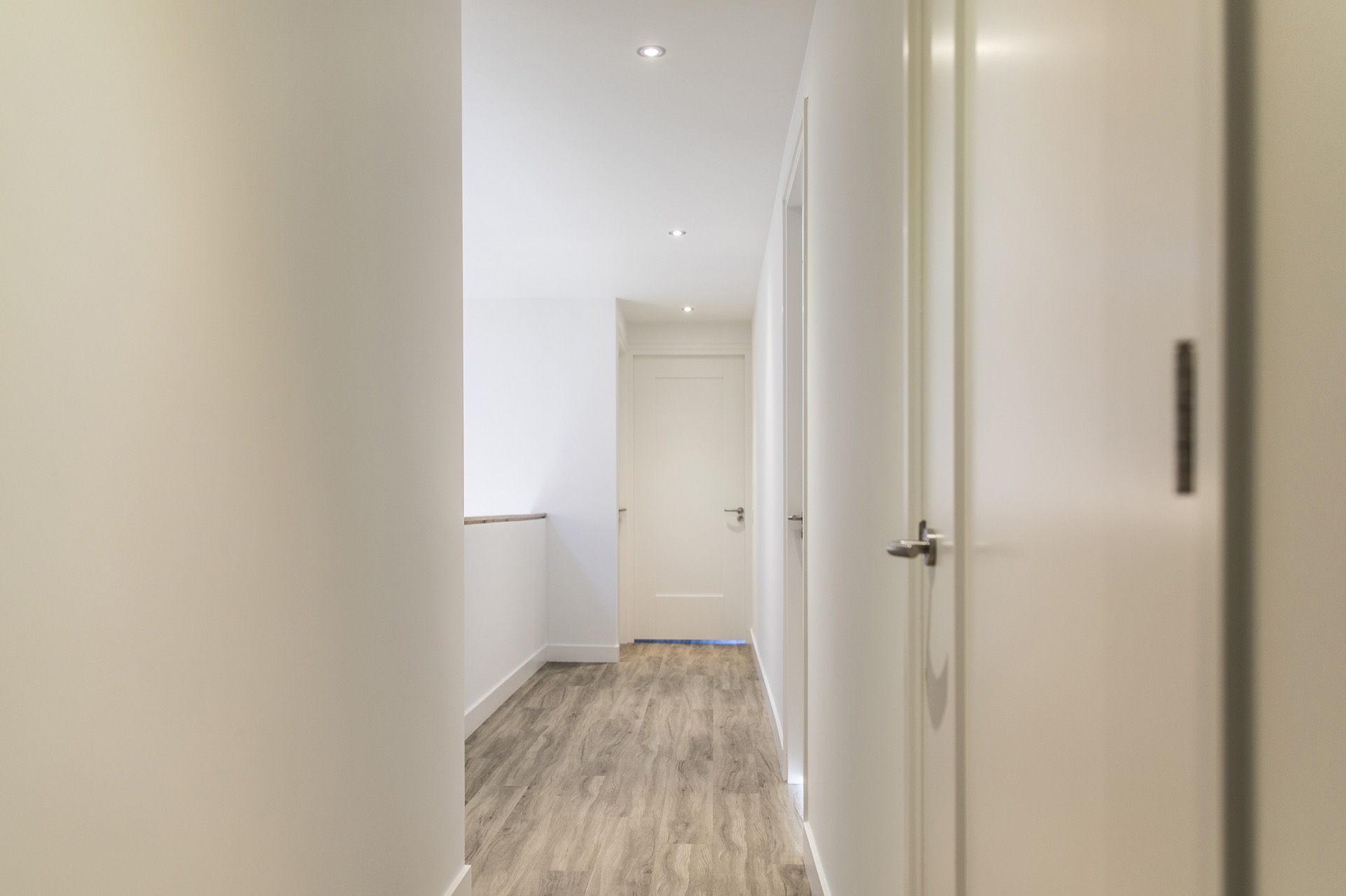 hal met verlichting in plafond