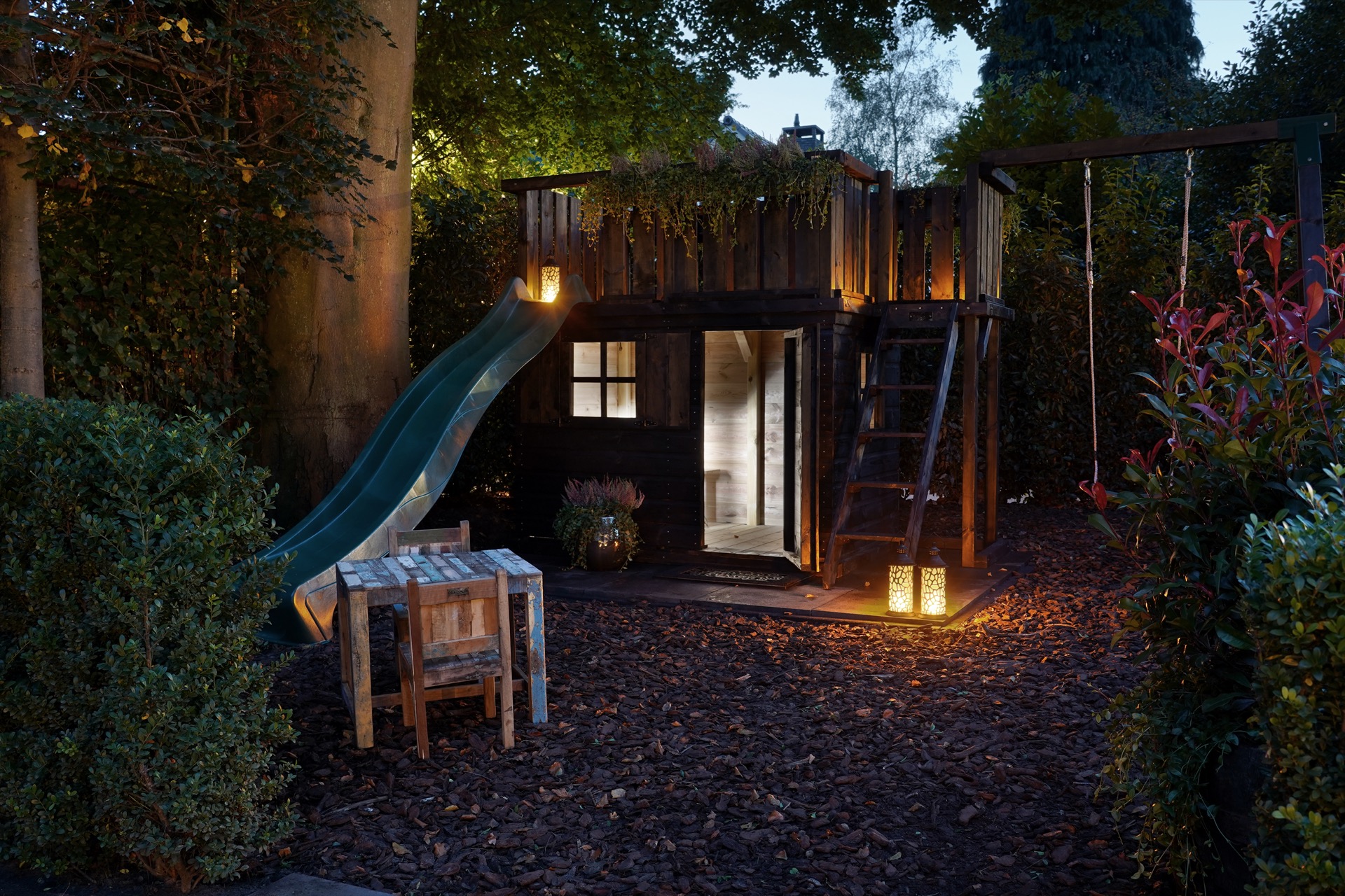 tuin met luxe buitenlampen